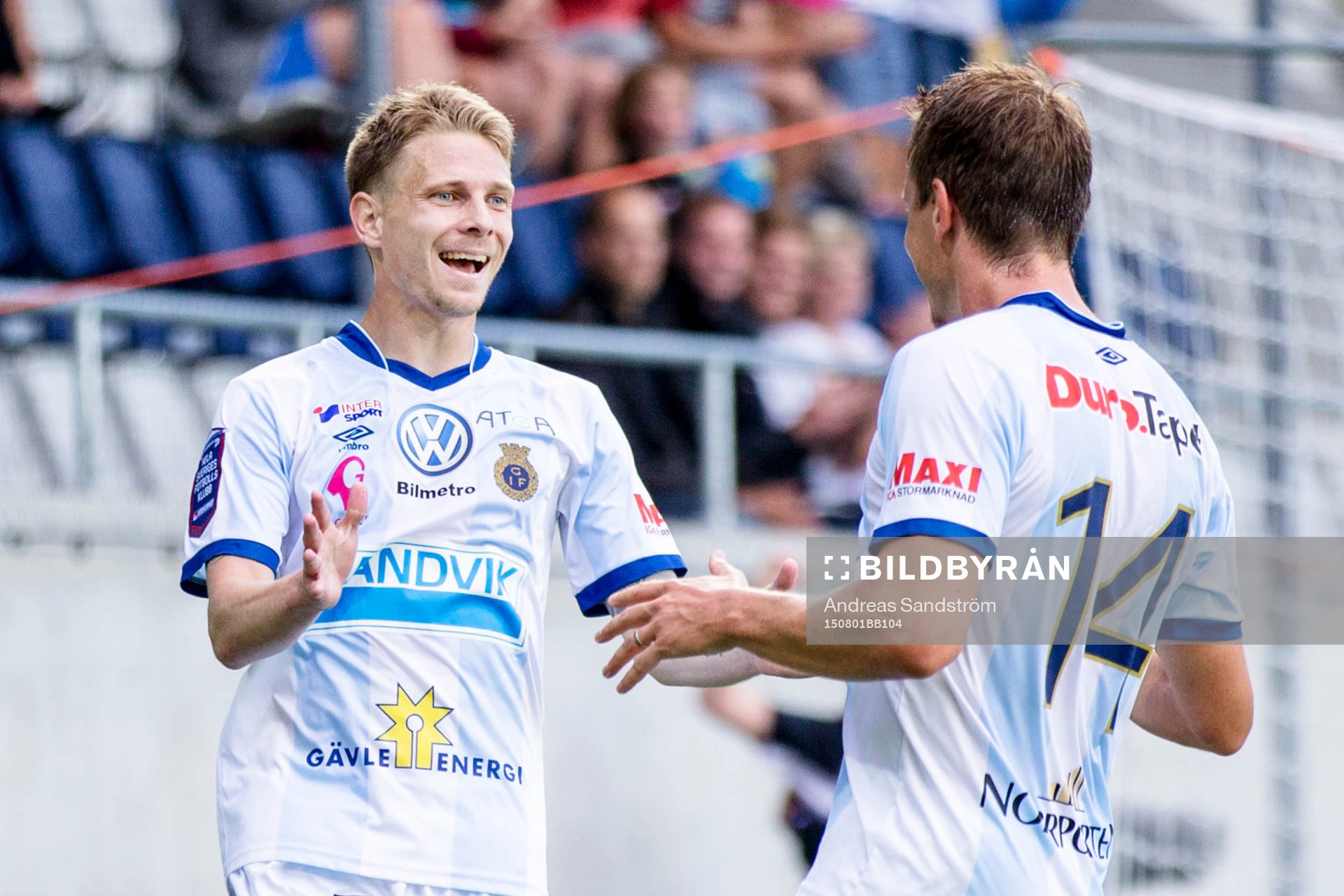 Gefles Johan Bertilsson firar med Jens Portin