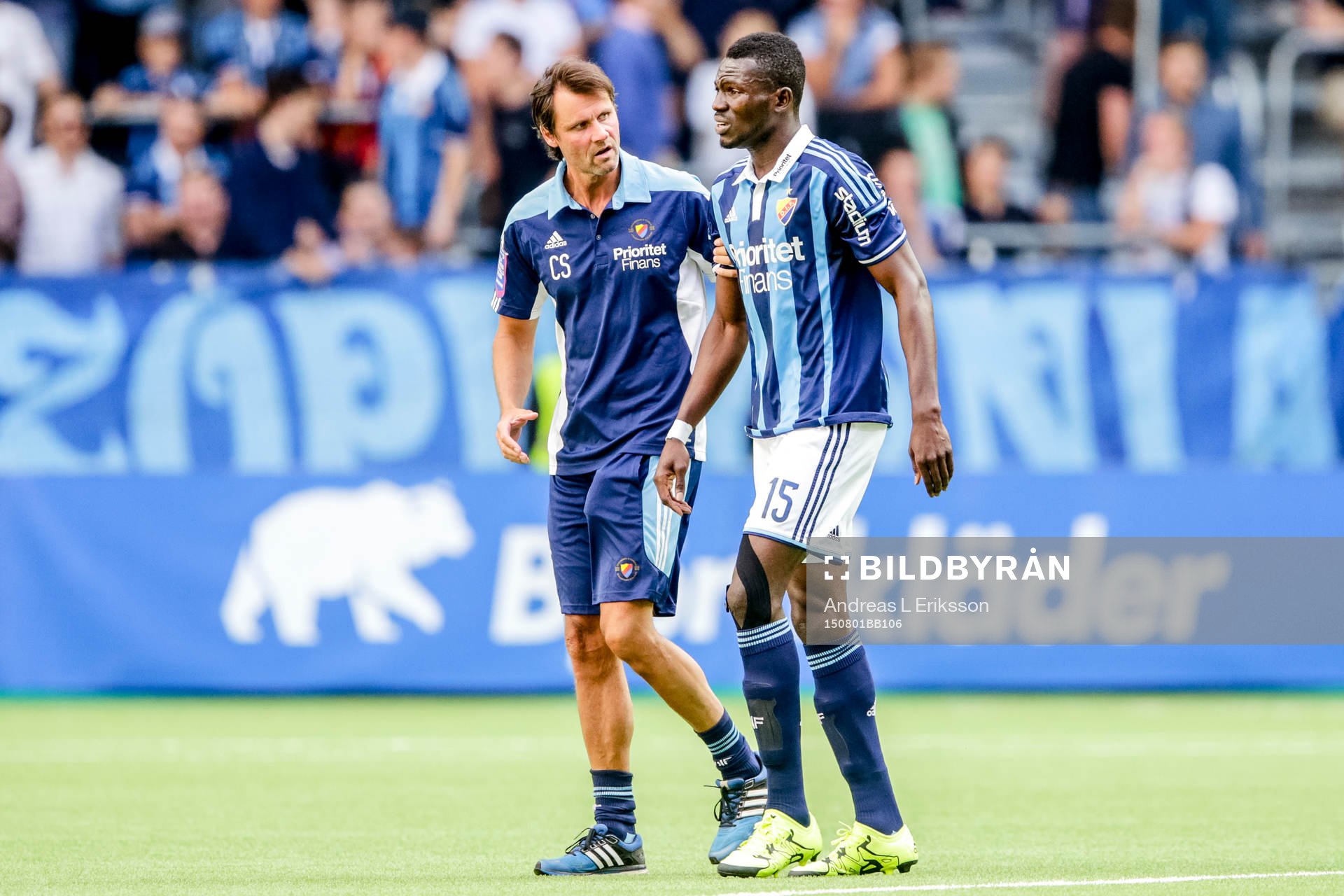 Djurgårdens Omar Colley lämnar planen skadad
