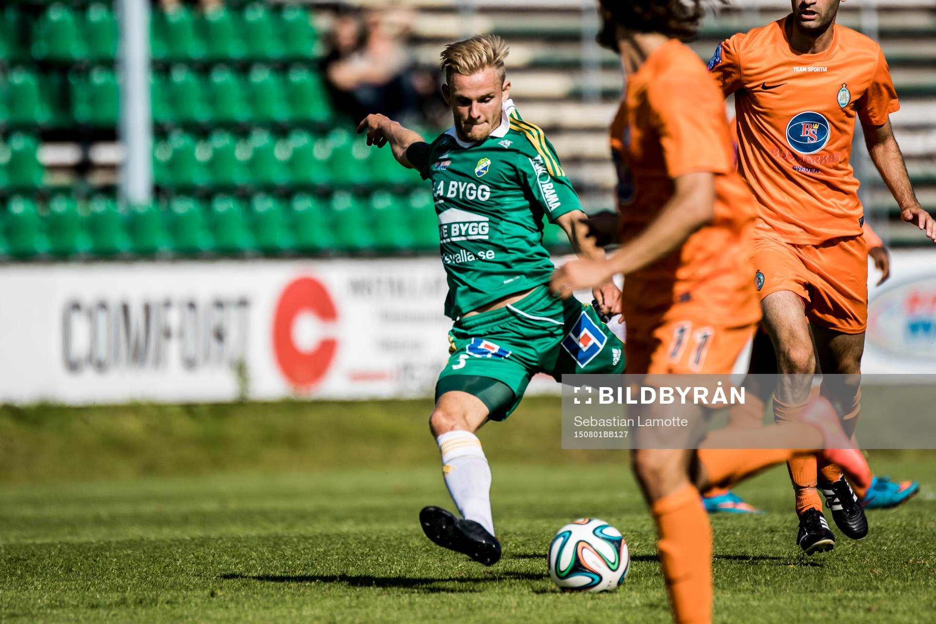Ljungskiles Niclas Andersén  skjuter