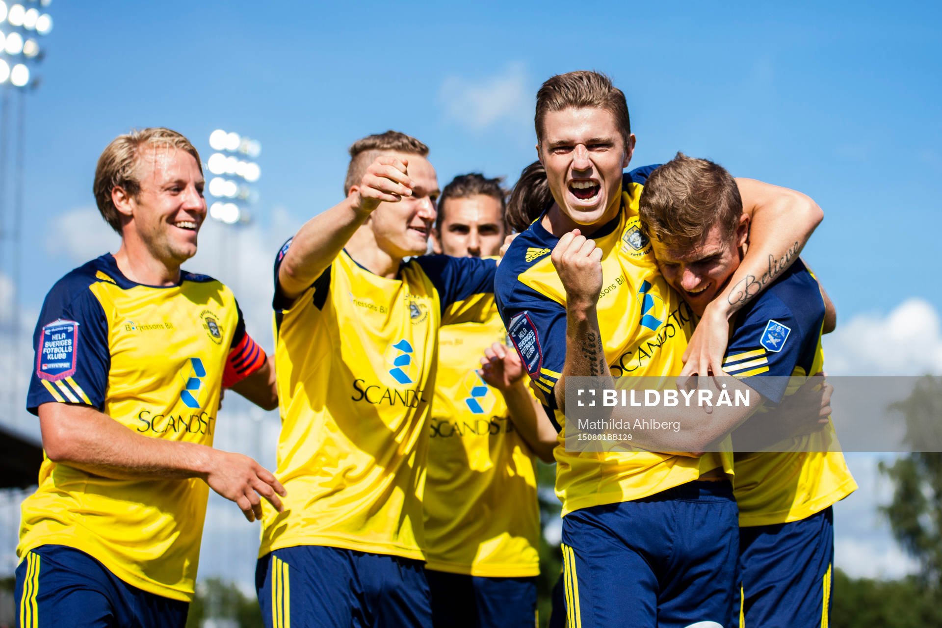 Ängelholms Eric Robert Pothast jublar tillsammans med lagkamraterna efter sitt mål under fotbollsmatchen mellan Ängelholms FF och IF Brommapojkarna den 1 Augusti 2015 i Ängelholm.