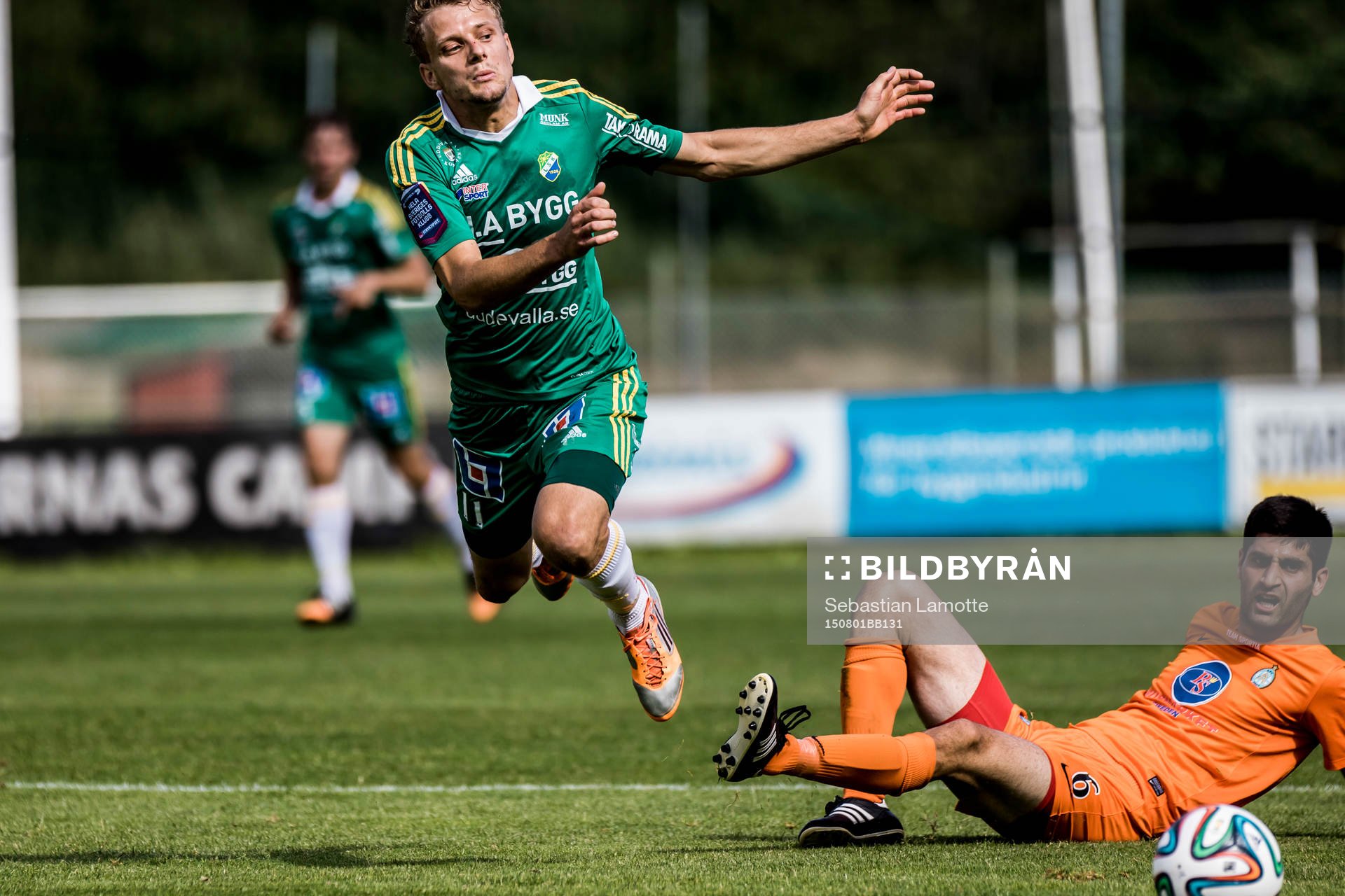 Ljungskiles Jakob Olsson blir tacklad av Athletics Rabi Elia