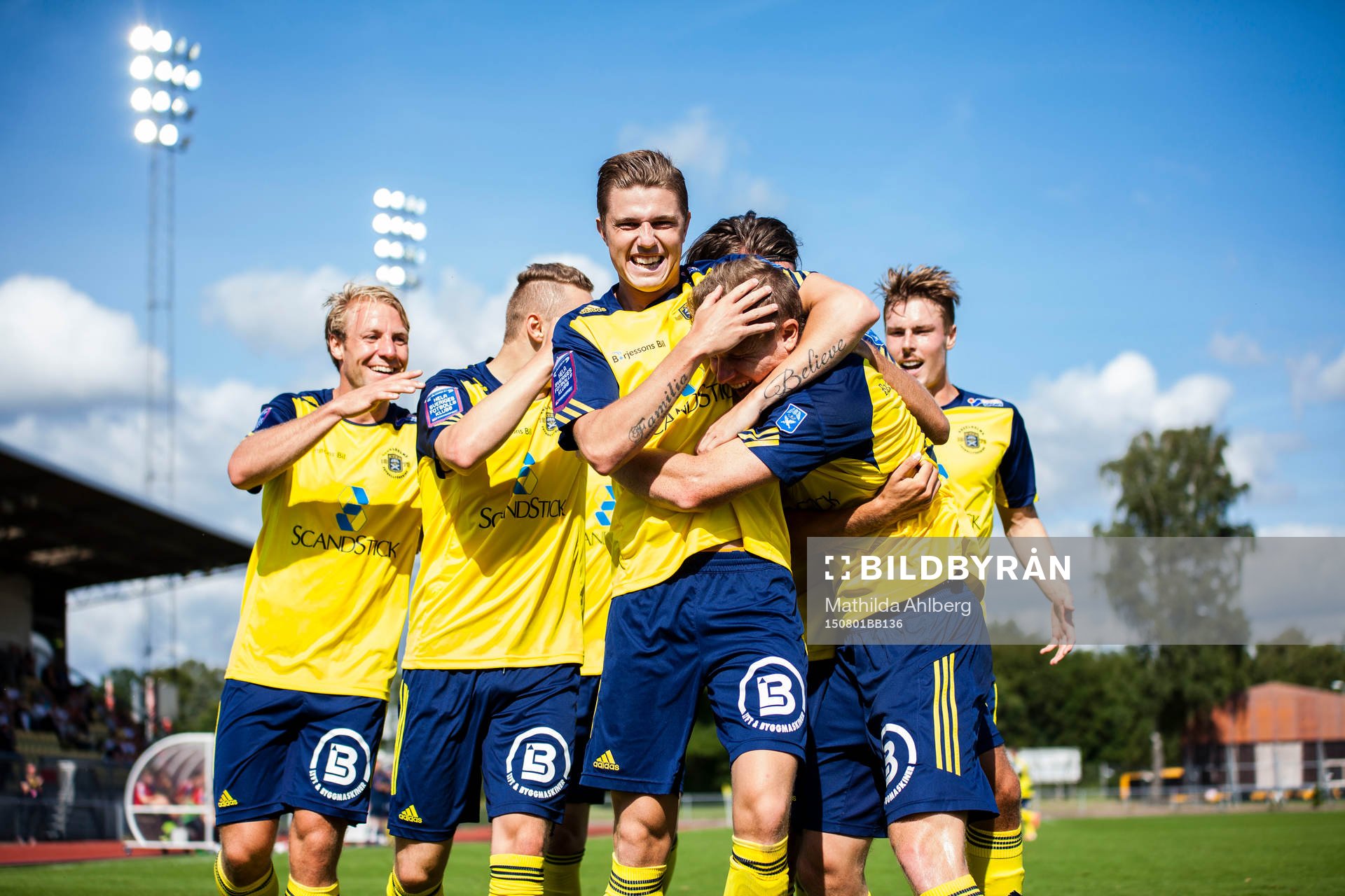 Ängelholms Eric Robert Pothast jublar tillsammans med lagkamraterna efter sitt mål under fotbollsmatchen mellan Ängelholms FF och IF Brommapojkarna den 1 Augusti 2015 i  Ängelholm.