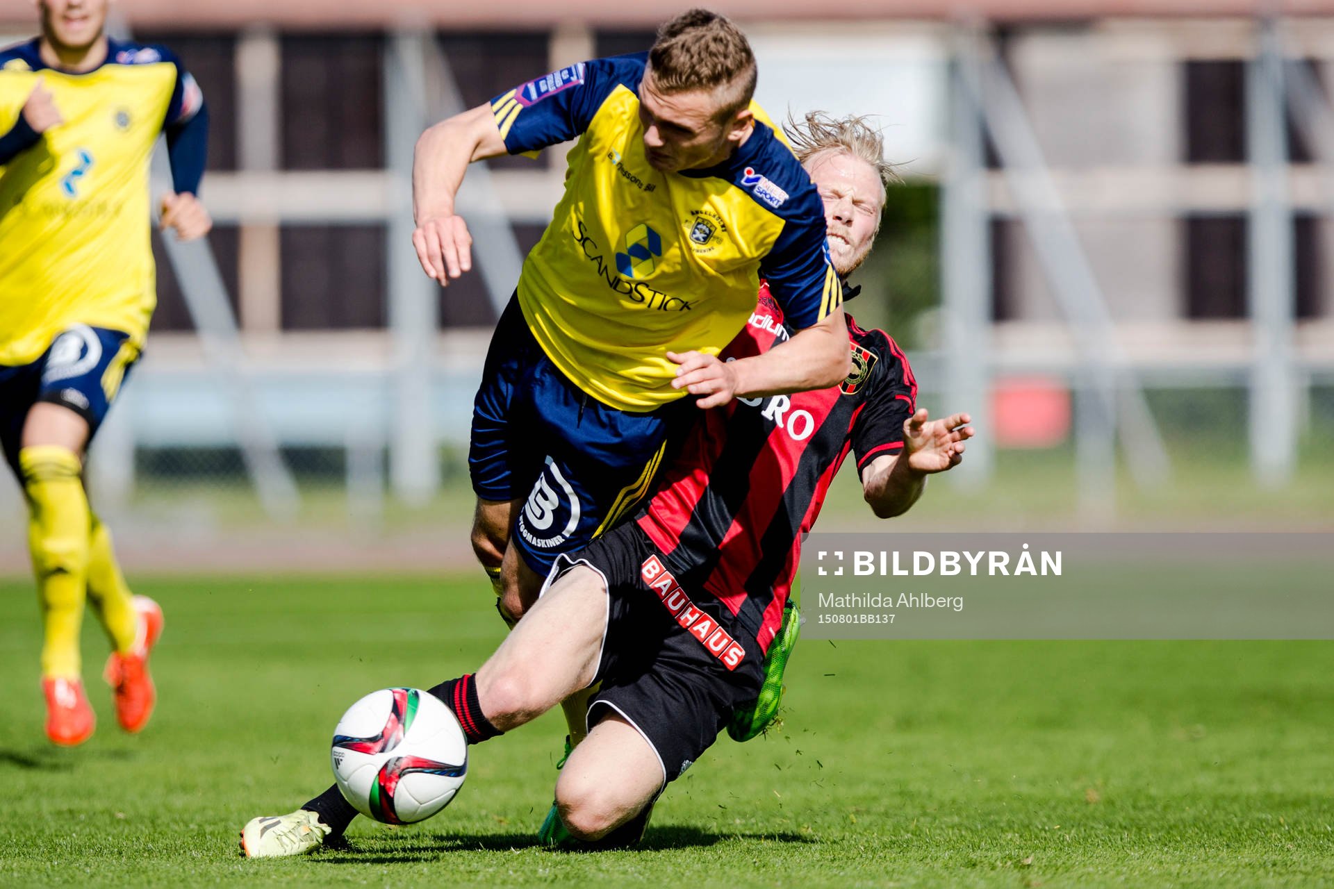 Ängelholms Piotr Johansson blir tacklad av Brommapojkarnas