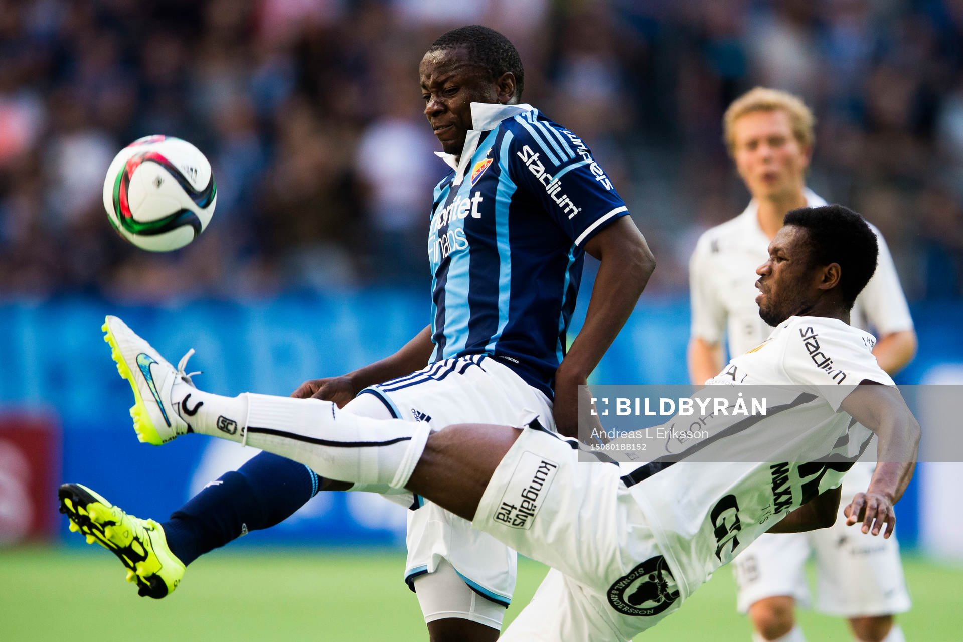 Djurgårdens Nyasha Mushekwi i kamp om bollen med Häckens Mohammed Abubakari under fotbollsmatchen i Allsvenskan mellan Djurgården och Häcken den 1 augusti 2015 i Stockholm.