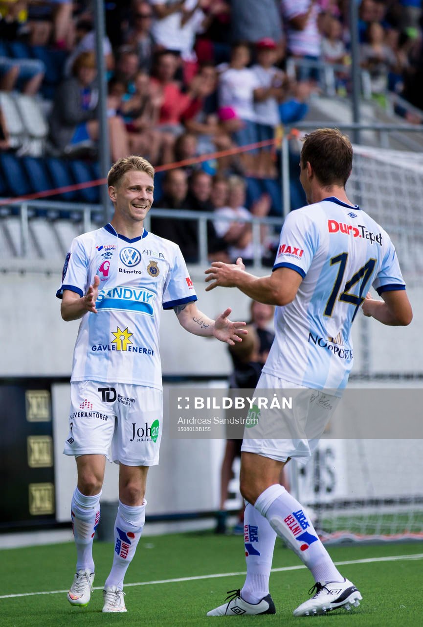 Gefles Johan Bertilsson gör 1-0 och gratuleras av Jens