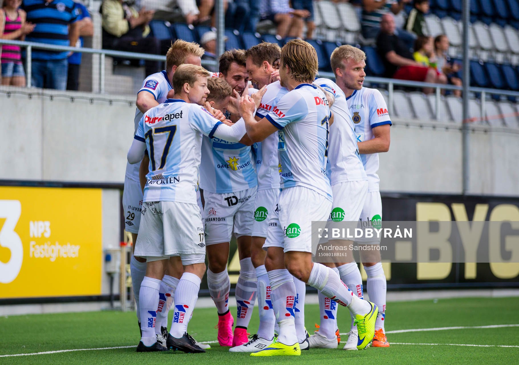 Gefles Johan Bertilsson gör 1-0 och gratuleras av