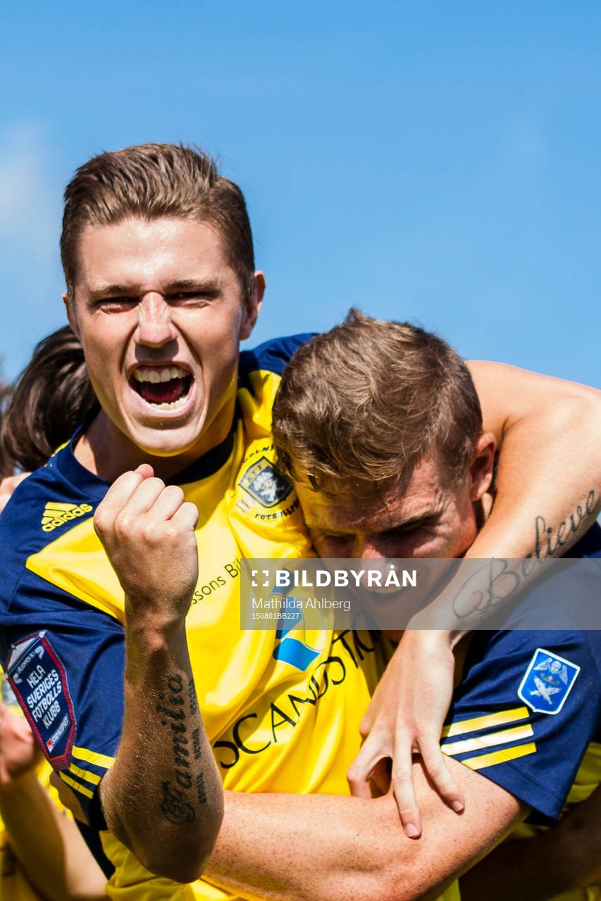 Ängelholms Eric Robert Pothast jublar tillsammans med lagkamraterna efter sitt mål under fotbollsmatchen mellan Ängelholms FF och IF Brommapojkarna den 1 Augusti 2015 i Ängelholm.