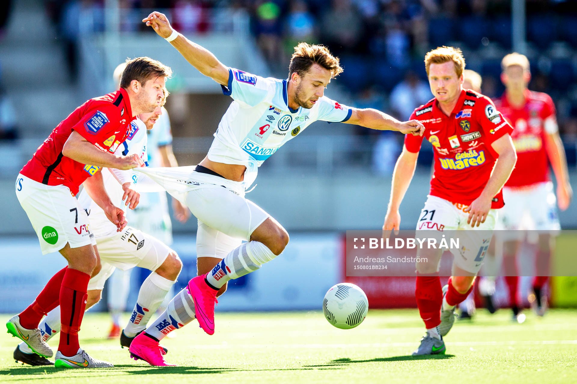 Situation där Falkenbergs Johannes Vall tilldelas gult kort
