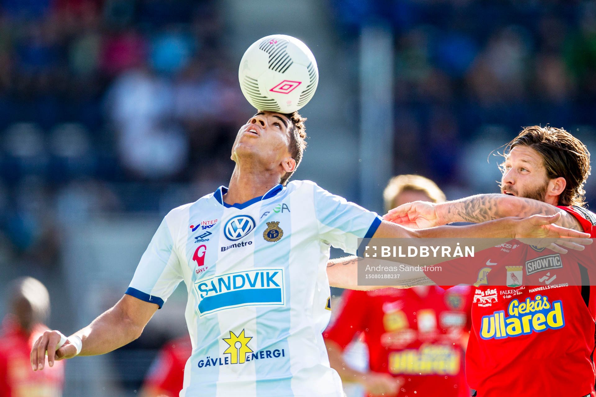 Gefles Emil Bellander i en kamp om bollen med Falkenbergs Halldor Björnsson under fotbollsmatchen i Allsvenskan mellan Gefle och Falkenberg den 1 Augusti 2015 i Gävle.