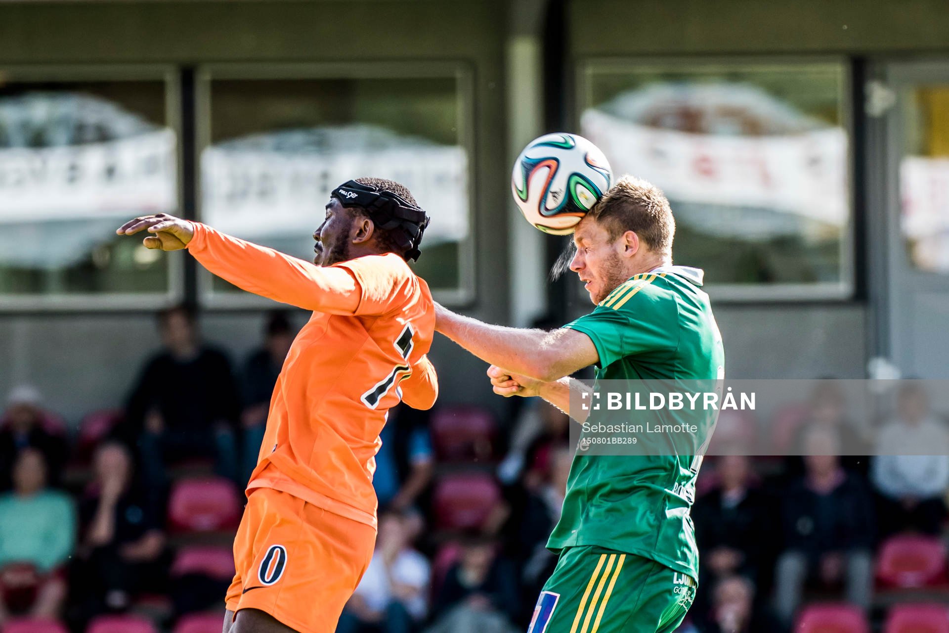 Ljungskiles Steven Old i nickduell med Athletics Chidi Omeje under fotbollsmatchen i Superettan mellan Ljungskile och AFC United den 1 augusti 2015 i Ljungskile.