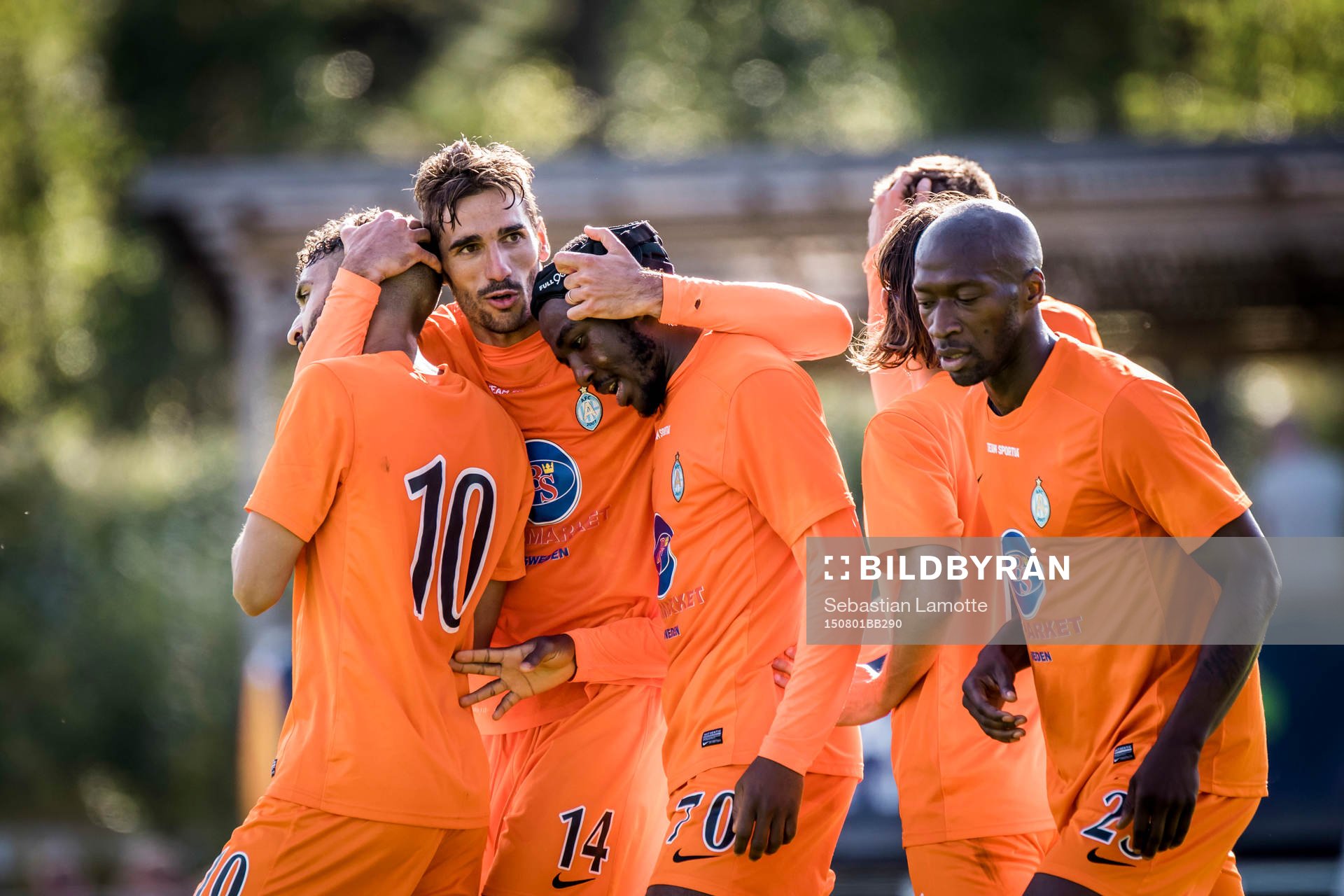 Athletics Chidi Omeje (mitten) har gjort 0-2 och jublar med lagkamraterna under fotbollsmatchen i Superettan mellan Ljungskile och AFC United den 1 augusti 2015 i Ljungskile.