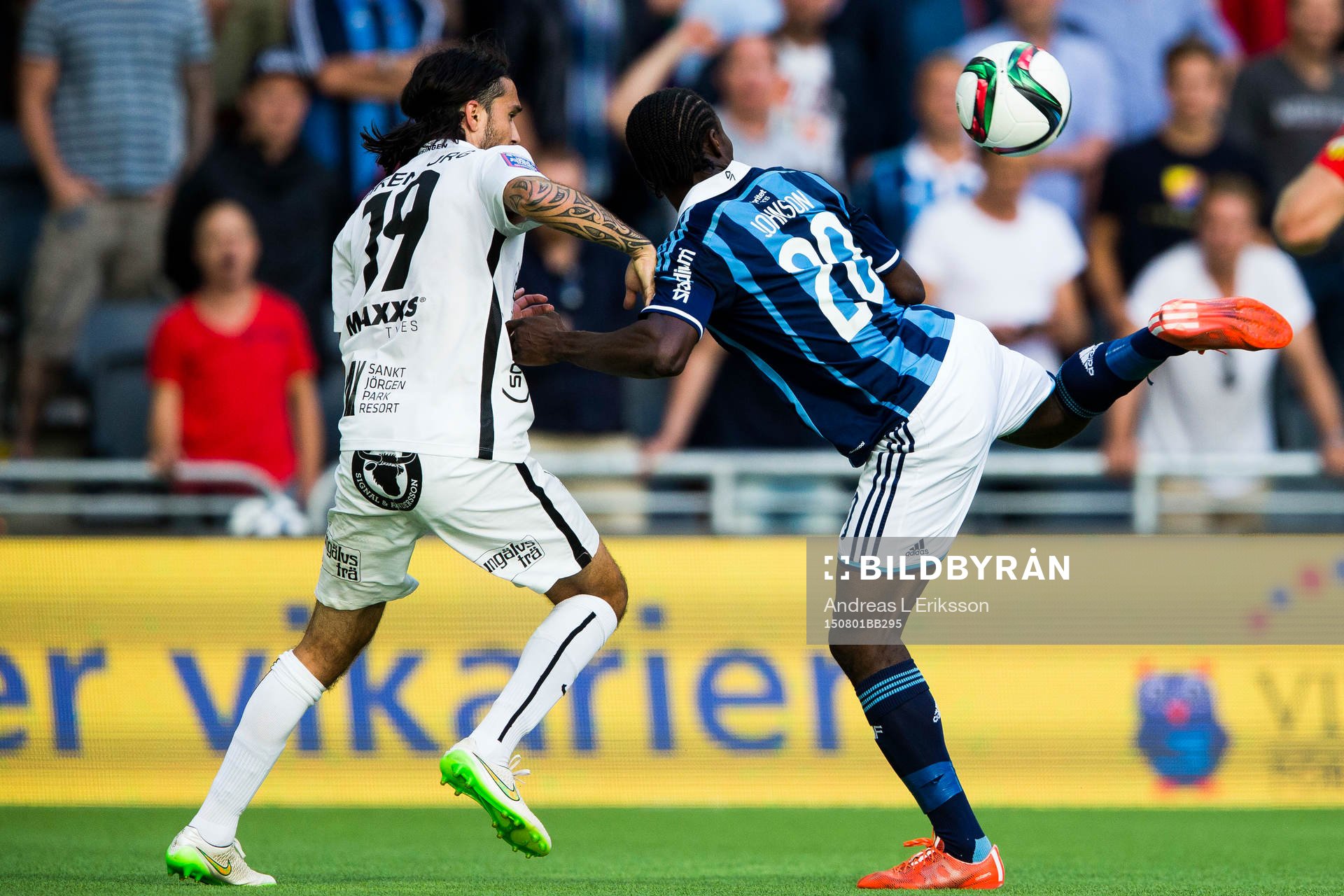 Djurgårdens Sam Johnson klackar bollen över Häckens