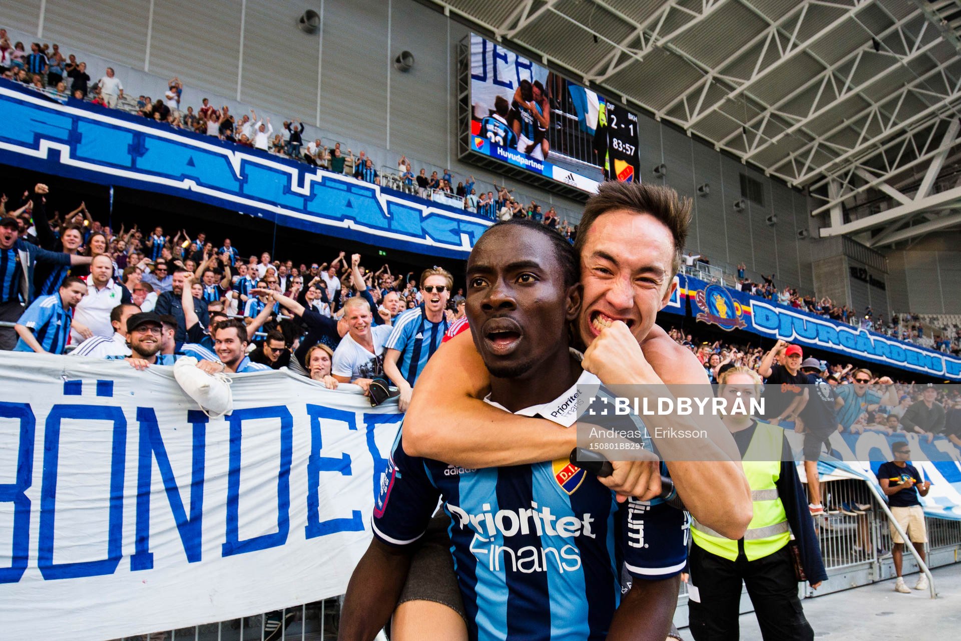 Djurgårdens Sam Johnson firar sitt 2-1 mål med publiken