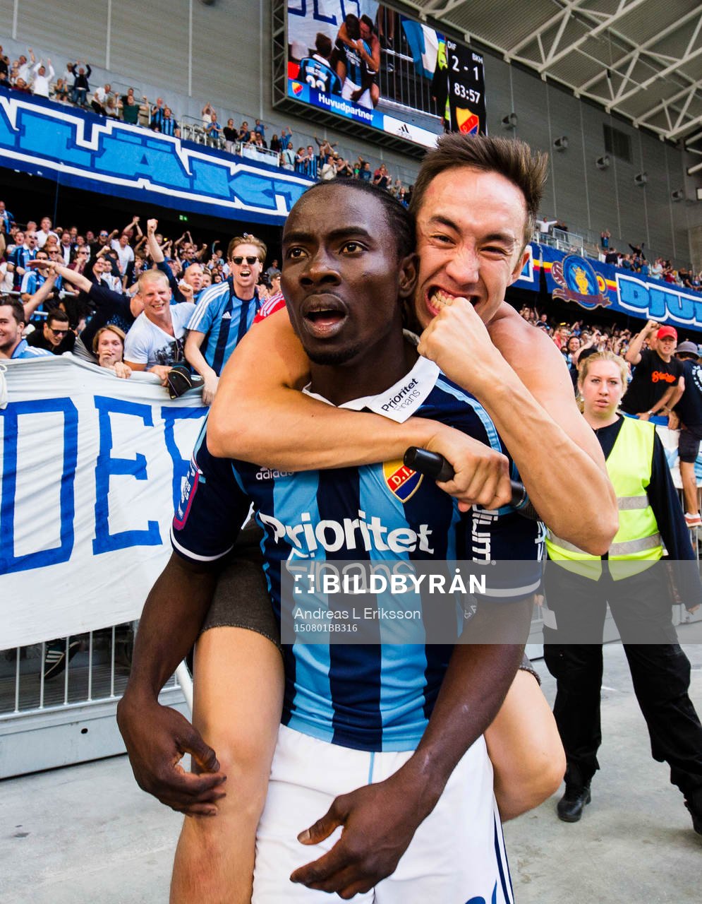 Djurgårdens Sam Johnson firar sitt 2-1 mål med publiken