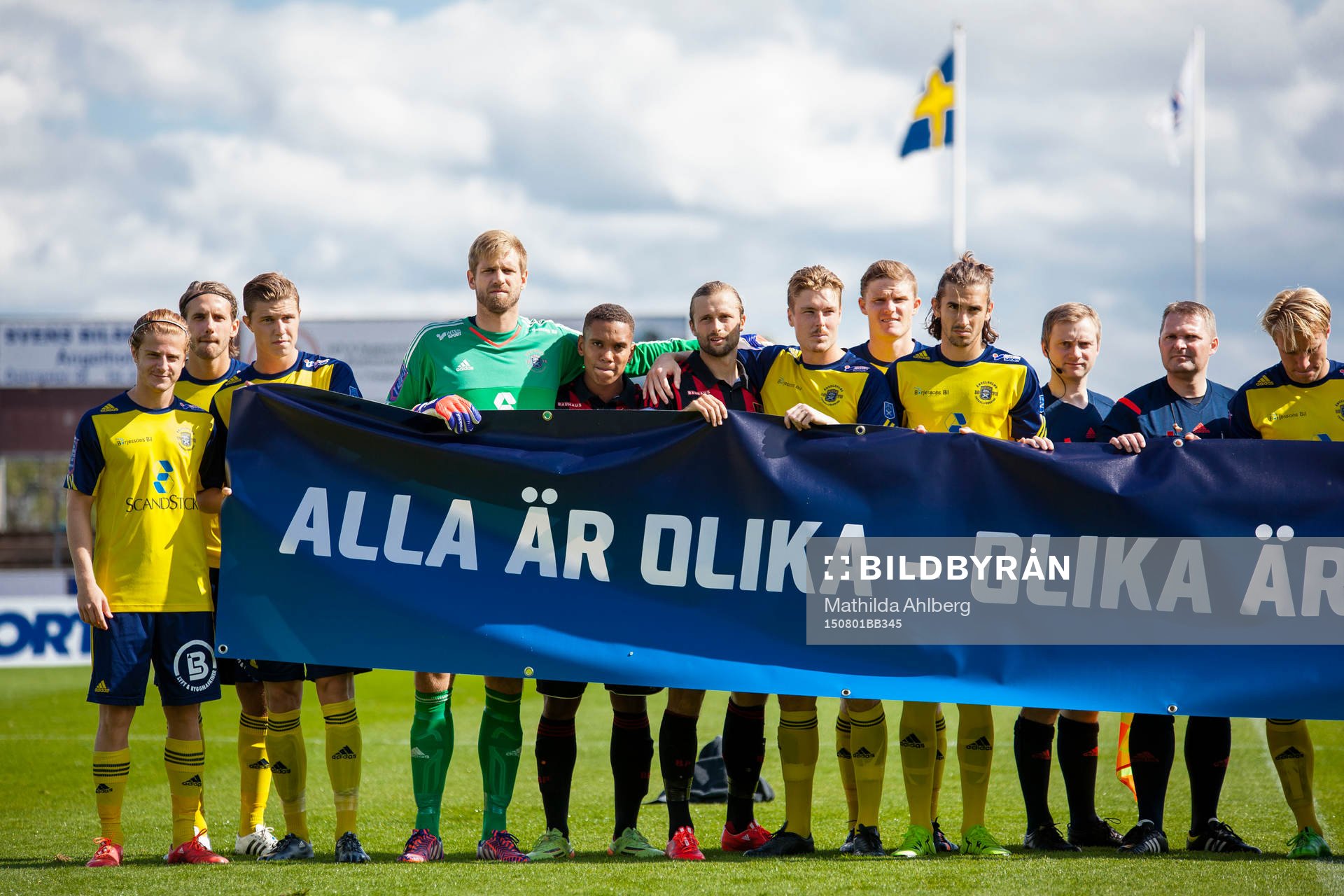 Spelarna i Ängelholm och Brommapojkarna ställer upp med
