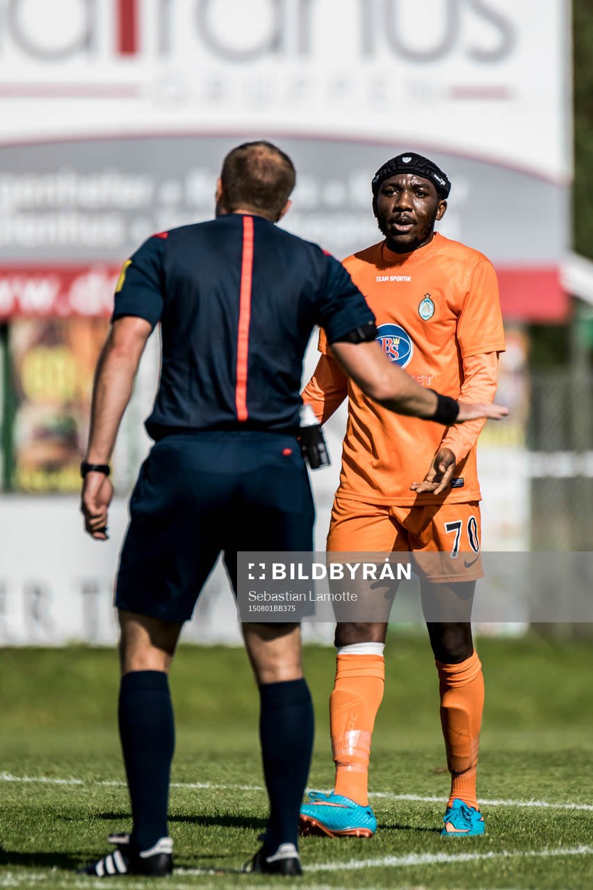 Athletics Chidi Omeje pratar med domare Patrik Eriksson