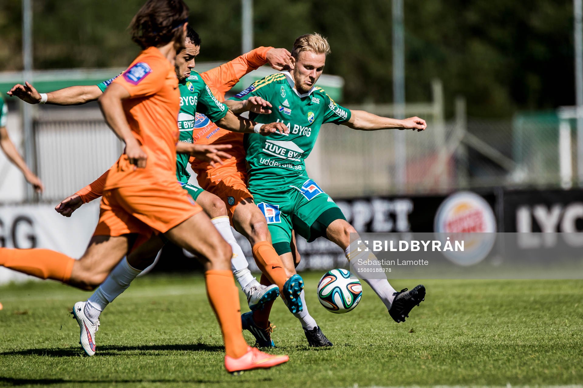 Ljungskiles Ahmed El Amrani och Niclas Andersén  kämpar