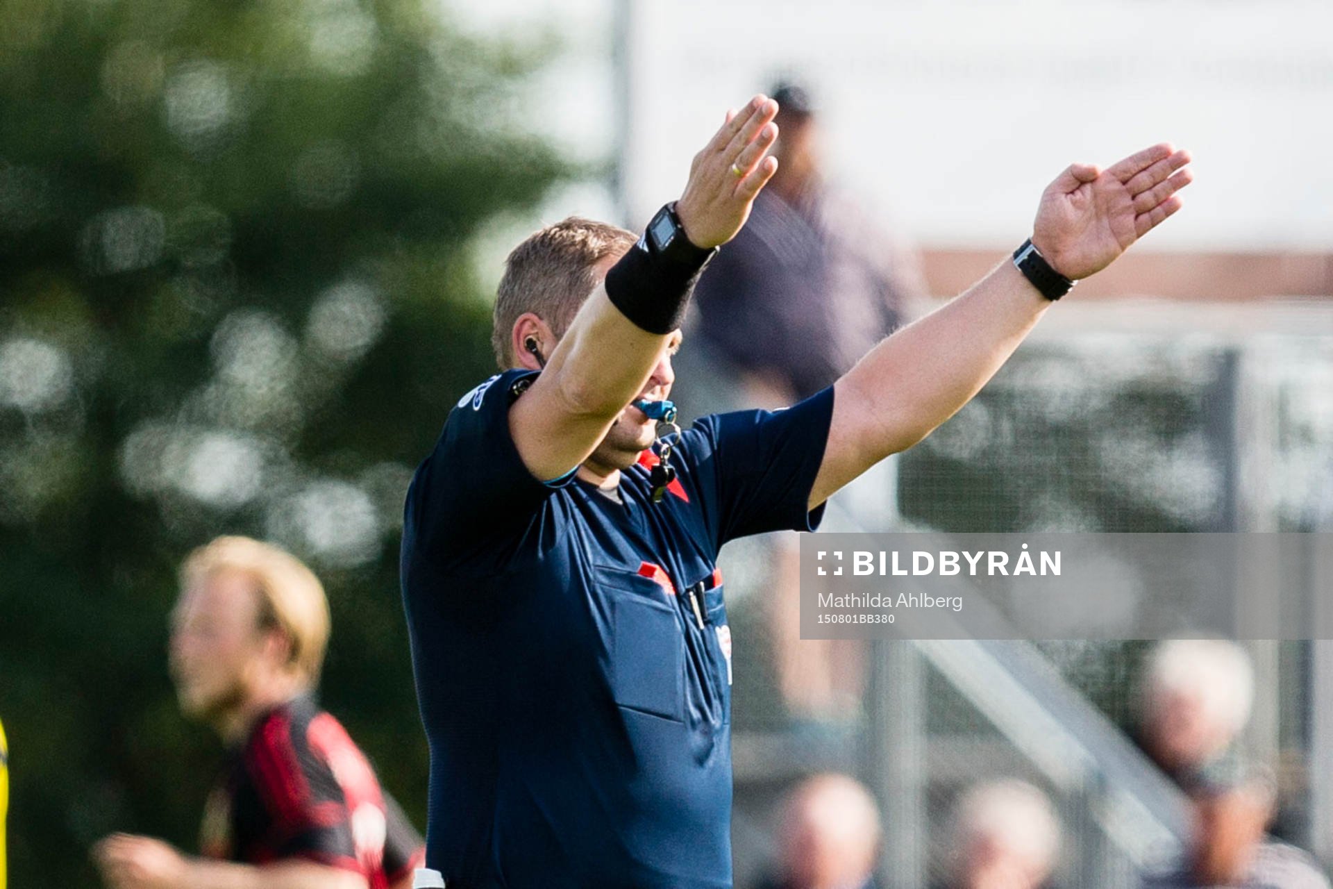 Domaren Lars Müller signalerar för byte