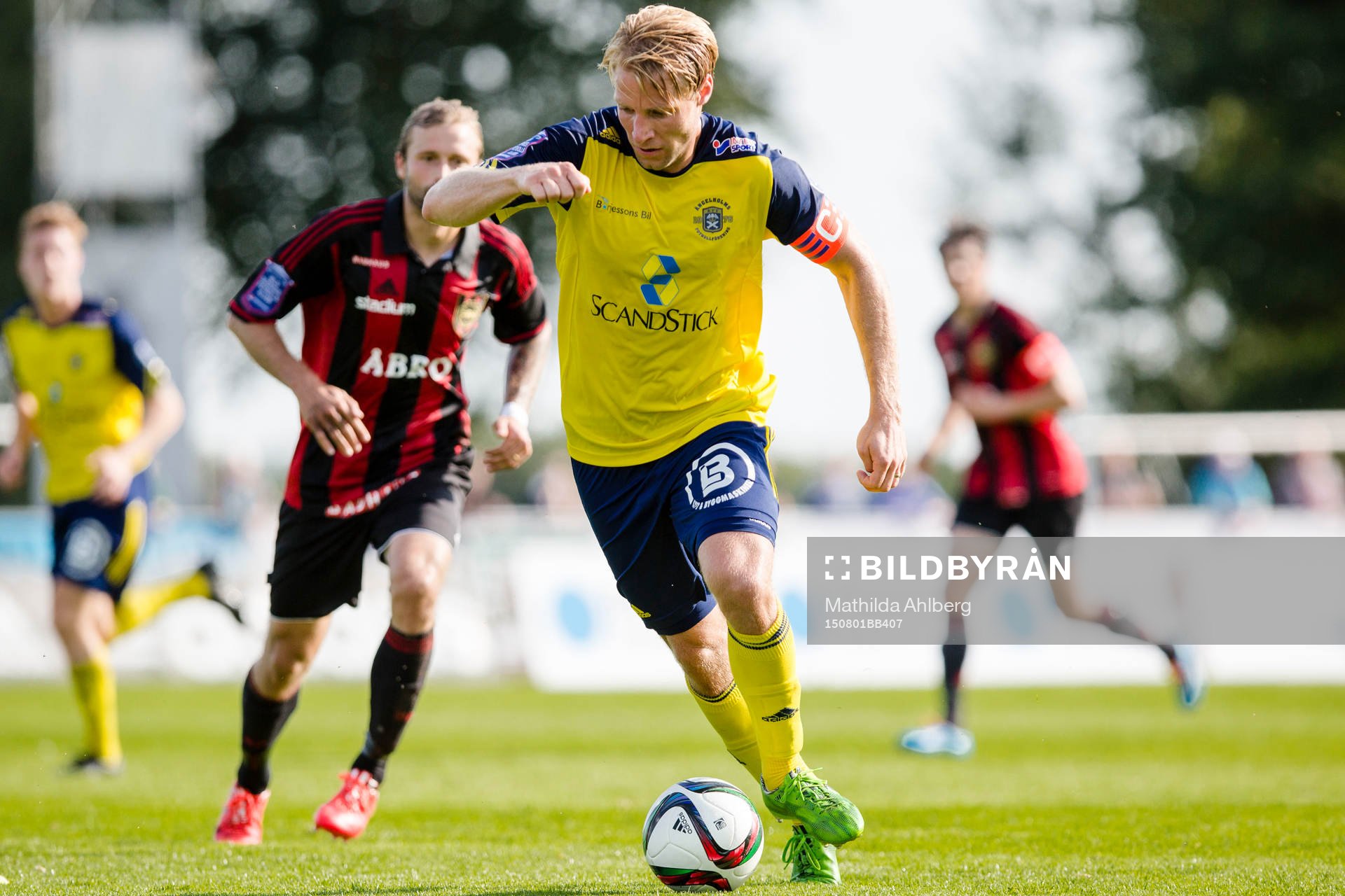 Ängelholms Fredrik Karlsson med bollen