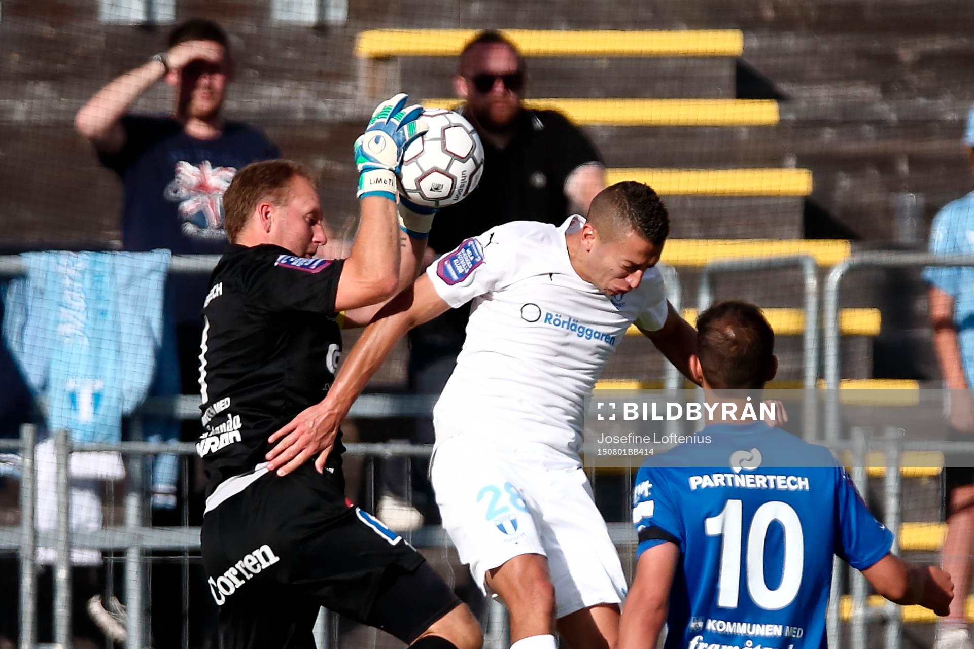 Åtvidabergs målvakt Henrik Gustavsson och Malmö FFs