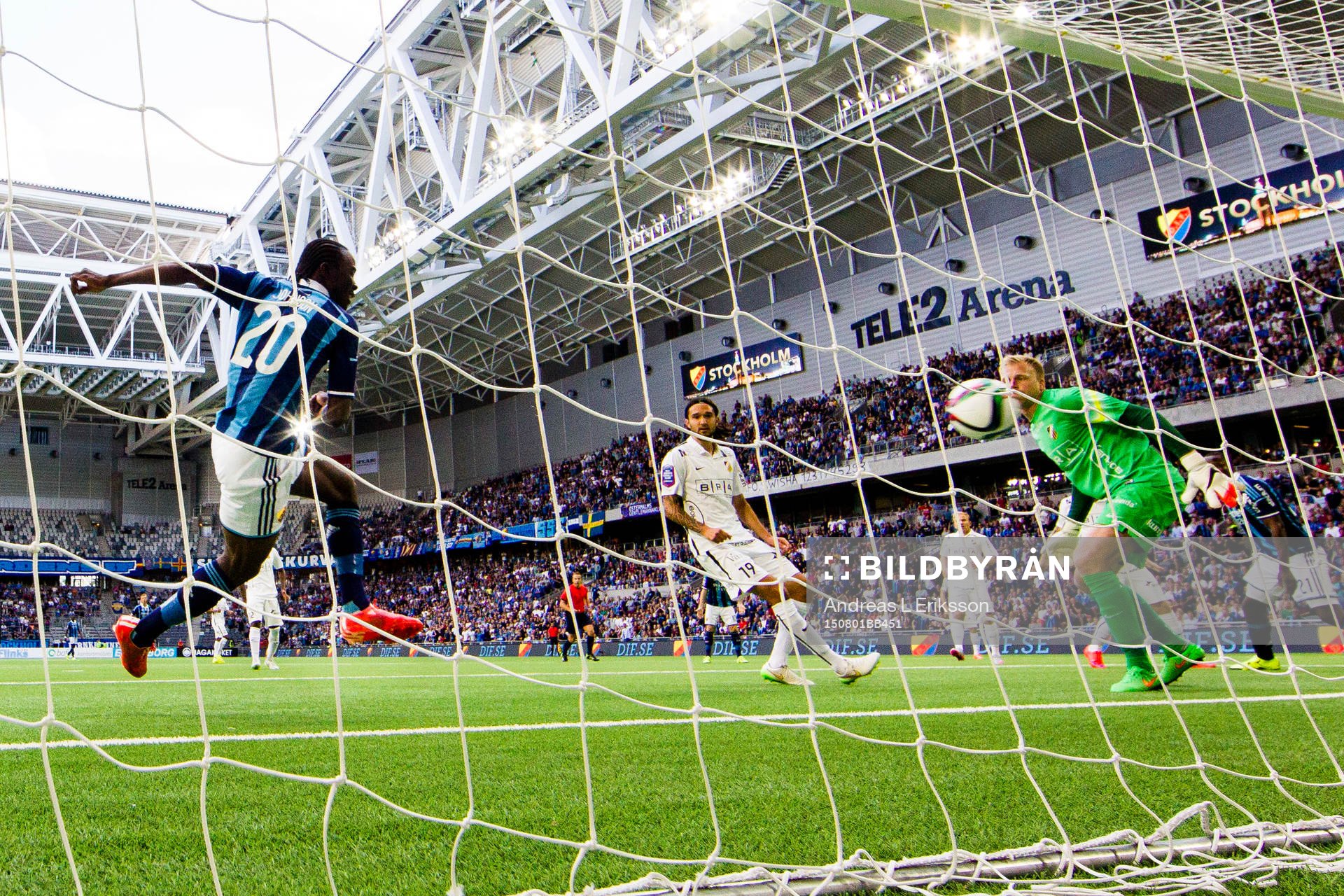 Djurgårdens Sam Johnson gör 1-0 bakom Häckens målvakt