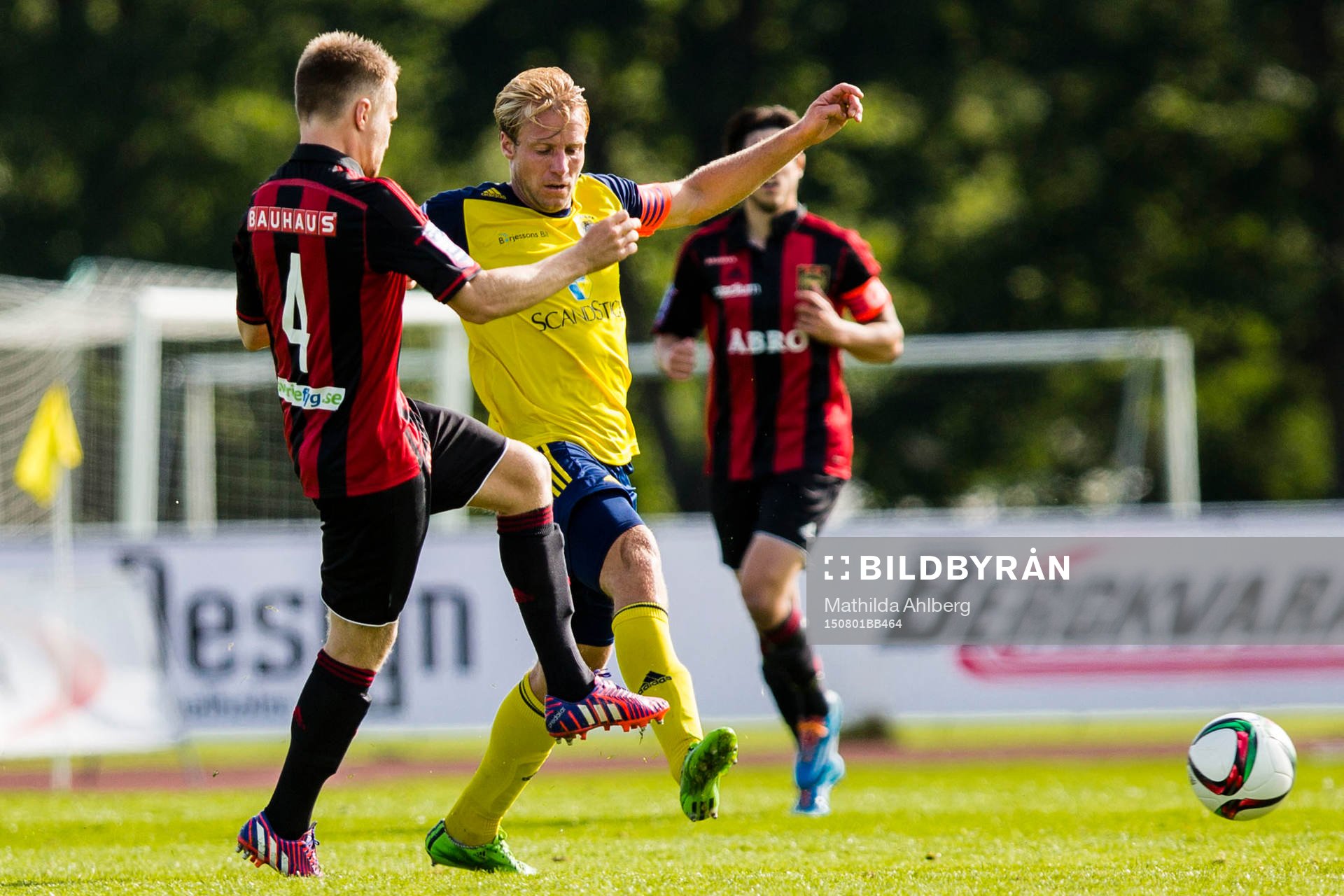 Brommapojkarnas Jacob Une Larsson petar undan bollen