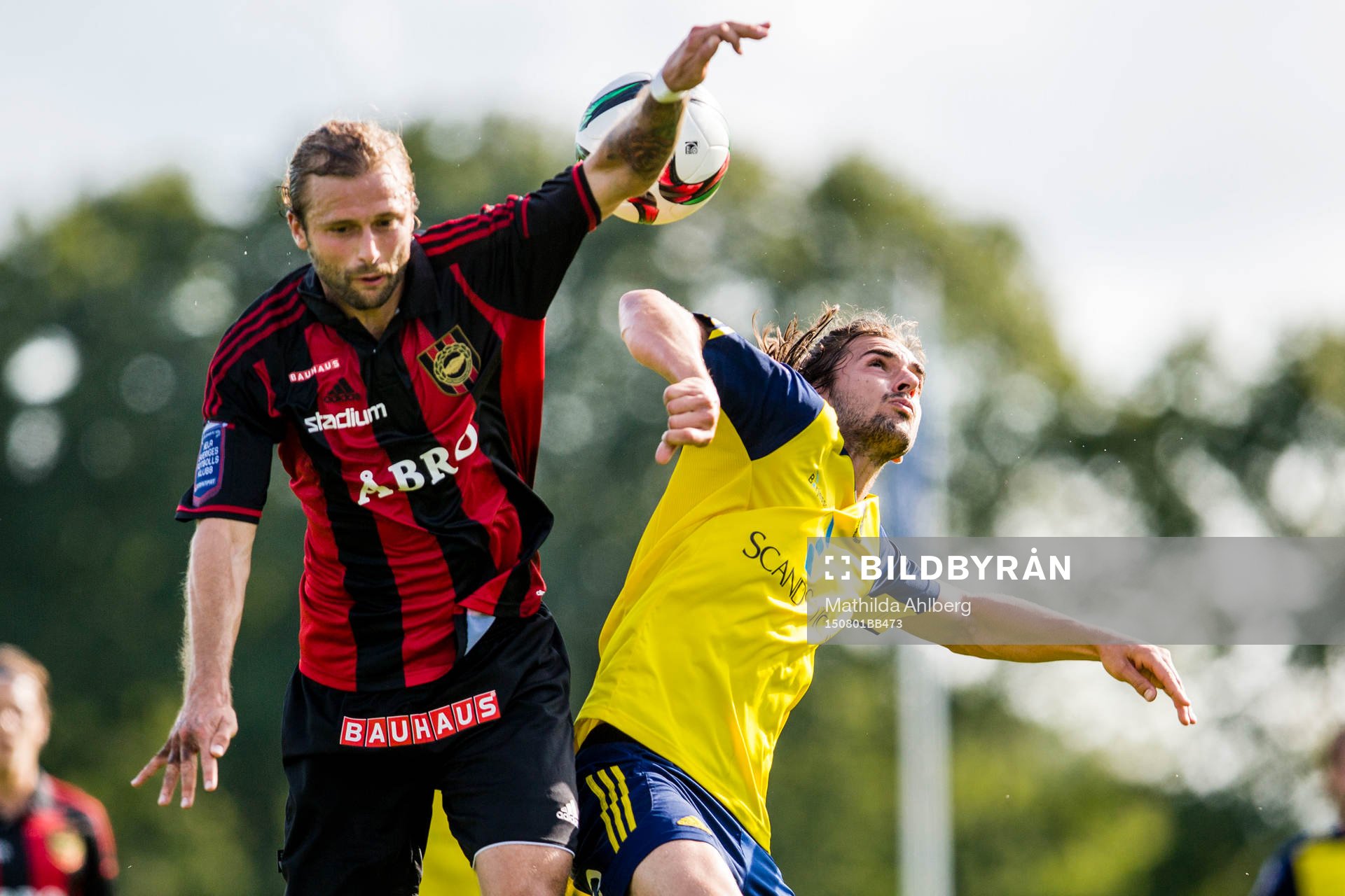 Brommapojkarnas Fredric Jonson och Ängelholms Vlado Zlojutro i nickduell under fotbollsmatchen mellan Ängelholms FF och IF Brommapojkarna den 1 Augusti 2015 i Ängelholm.