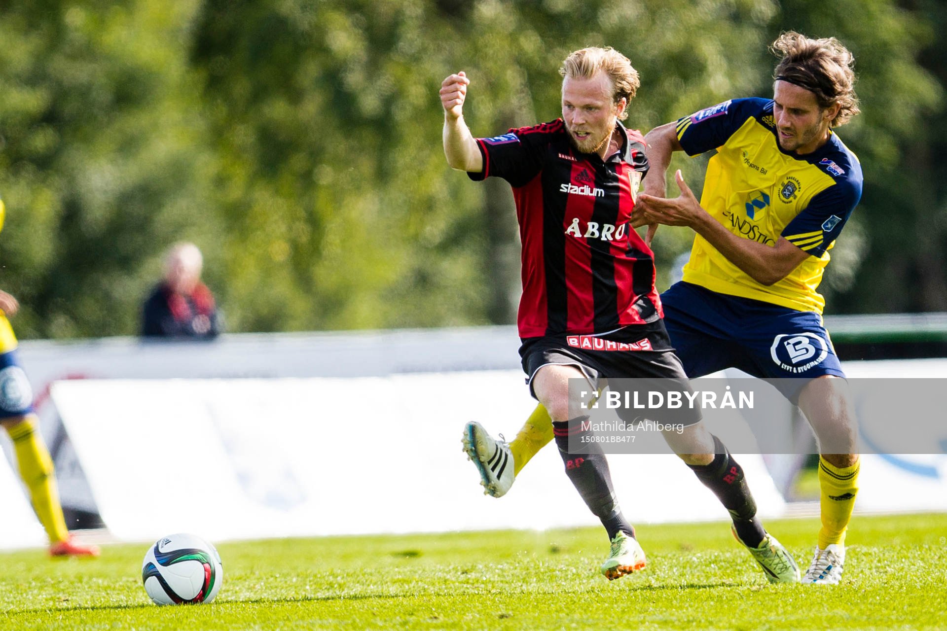 Brommapojkarnas Pontus Åsbrink blir stoppad av Ängelholms