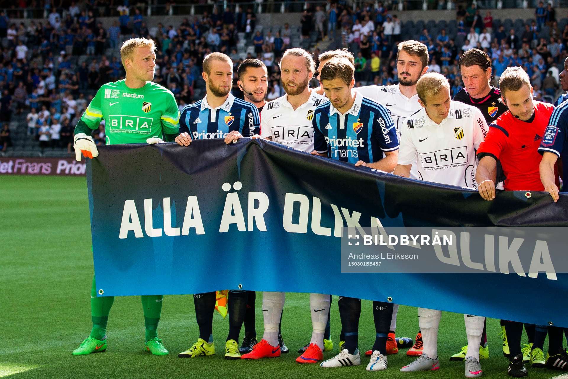Djurgårdens och Häckens spelare ställer upp sig bakom en