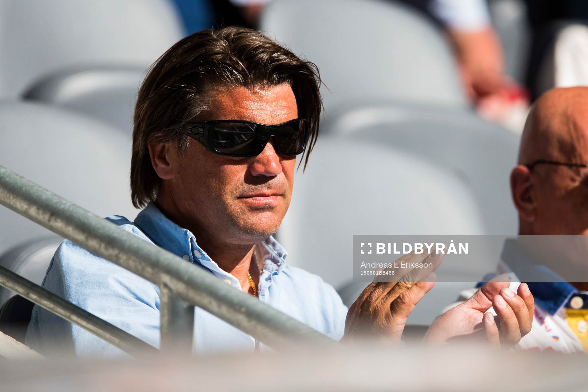 Djurgårdens sportchef Bosse Andersson applåderar på läktaren under fotbollsmatchen i Allsvenskan mellan Djurgården och Häcken den 1 augusti 2015 i Stockholm.