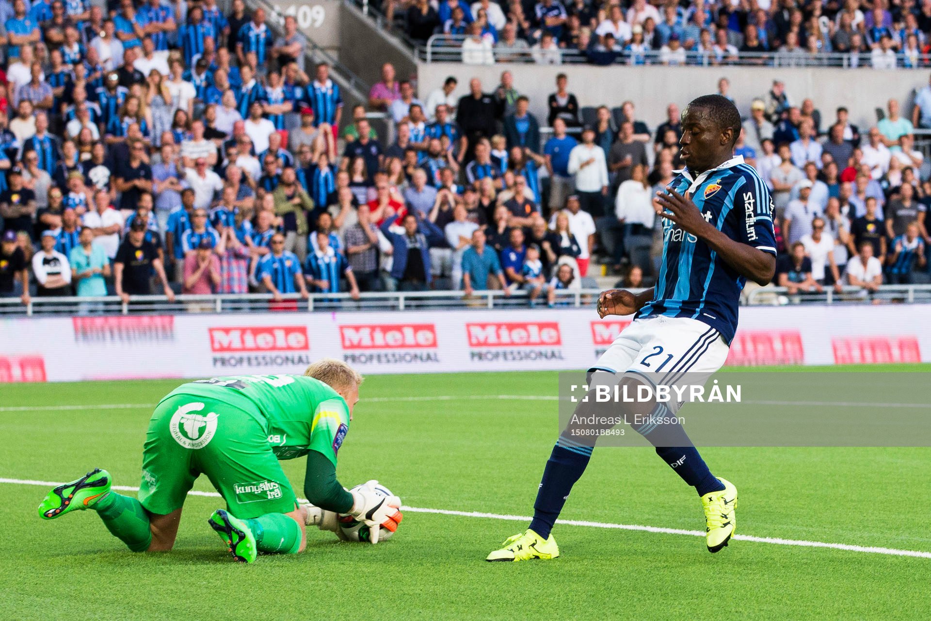 Häckens målvakt Peter Abrahamsson tar hand om bollen