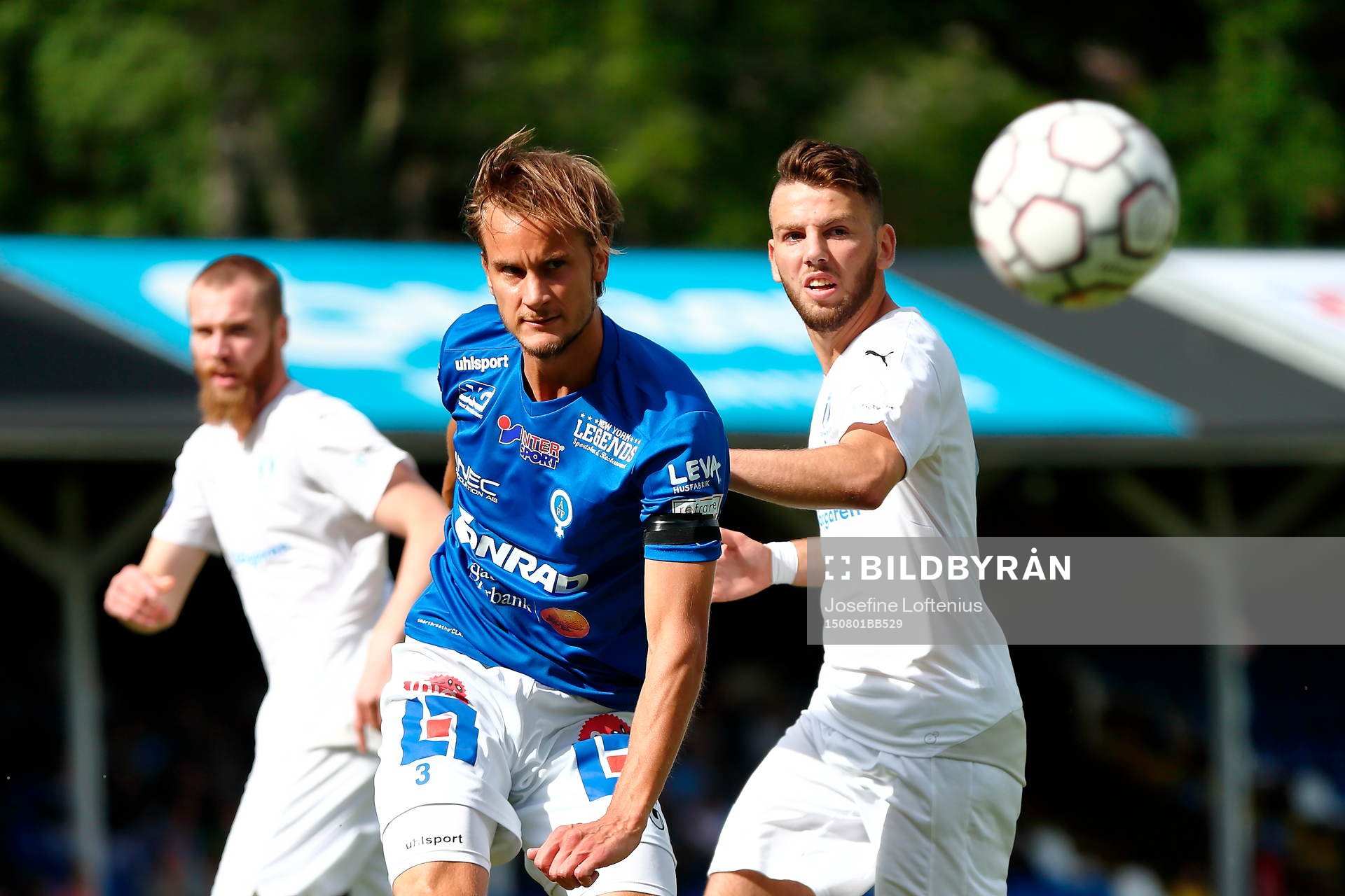 Åtvidabergs Månz Karlsson och Malmö FFs Erdal Rakip