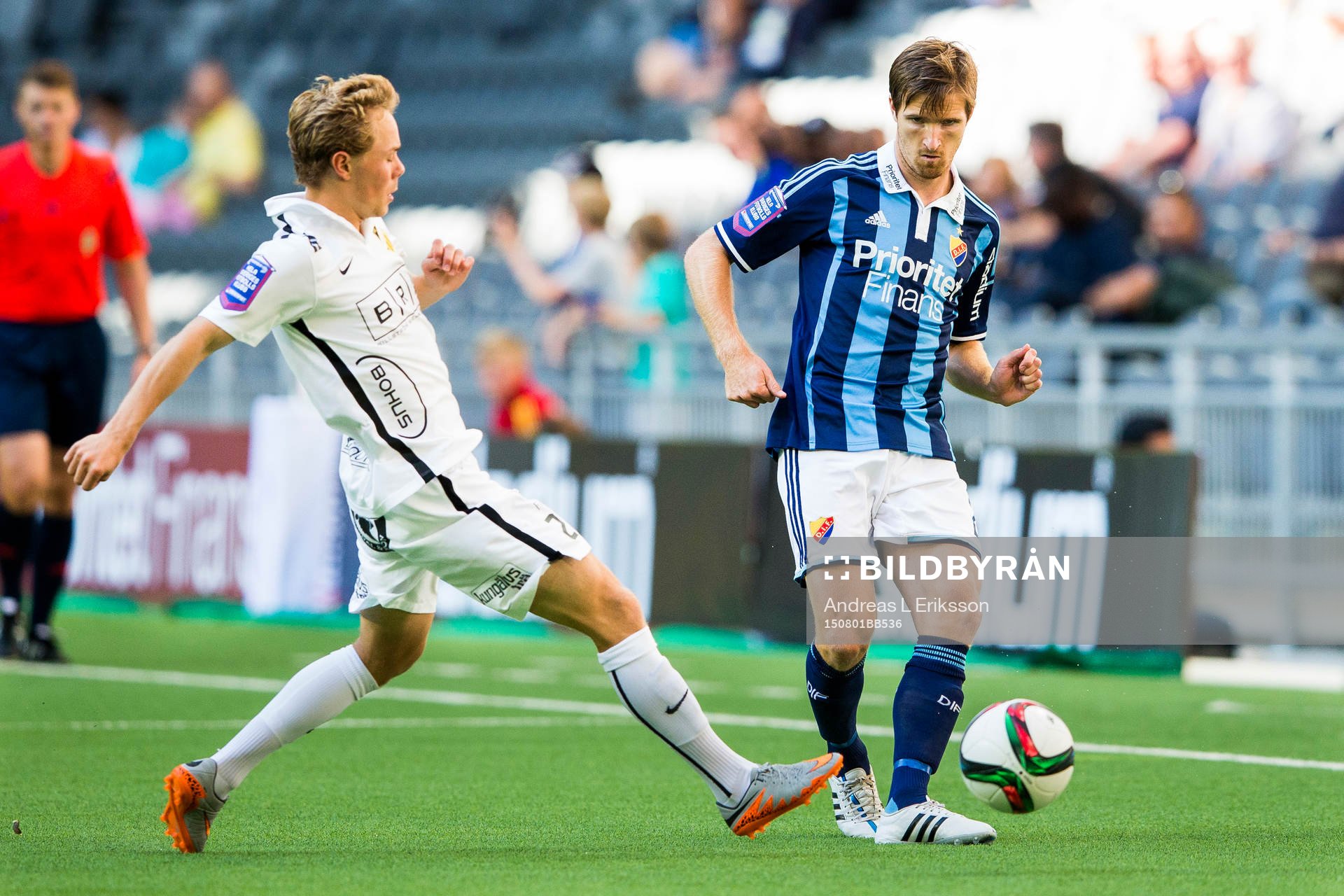 Häckens Adam Andersson försöker hindra Djurgårdens
