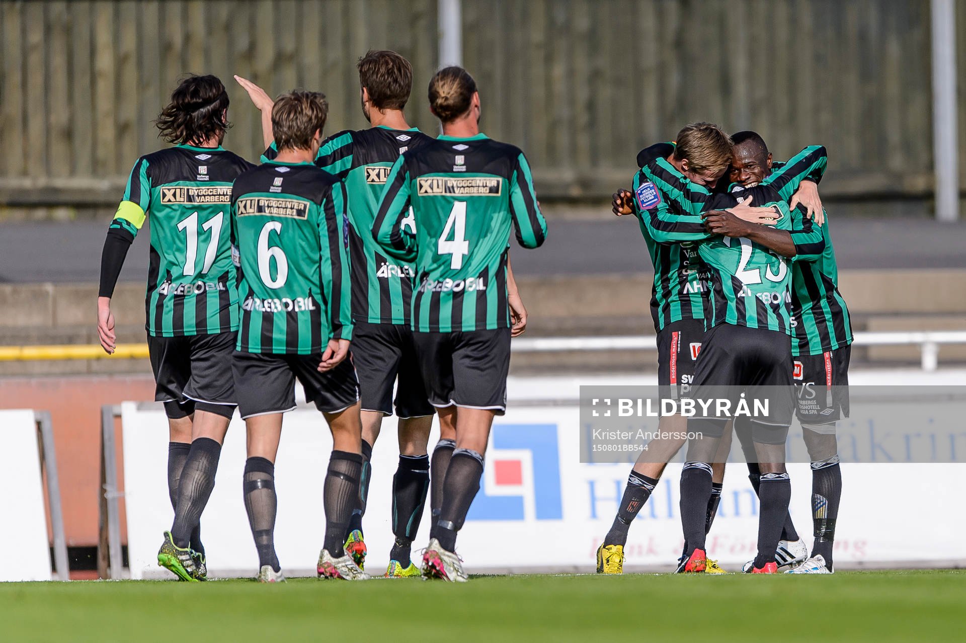 Varbergs Nsima Peter jublar efter att ha gjort 2-0 och omfamnas av laget under fotbollsmatchen i Superettan mellan Varberg och Frej Täby den 1 augusti 2015 i Varberg.