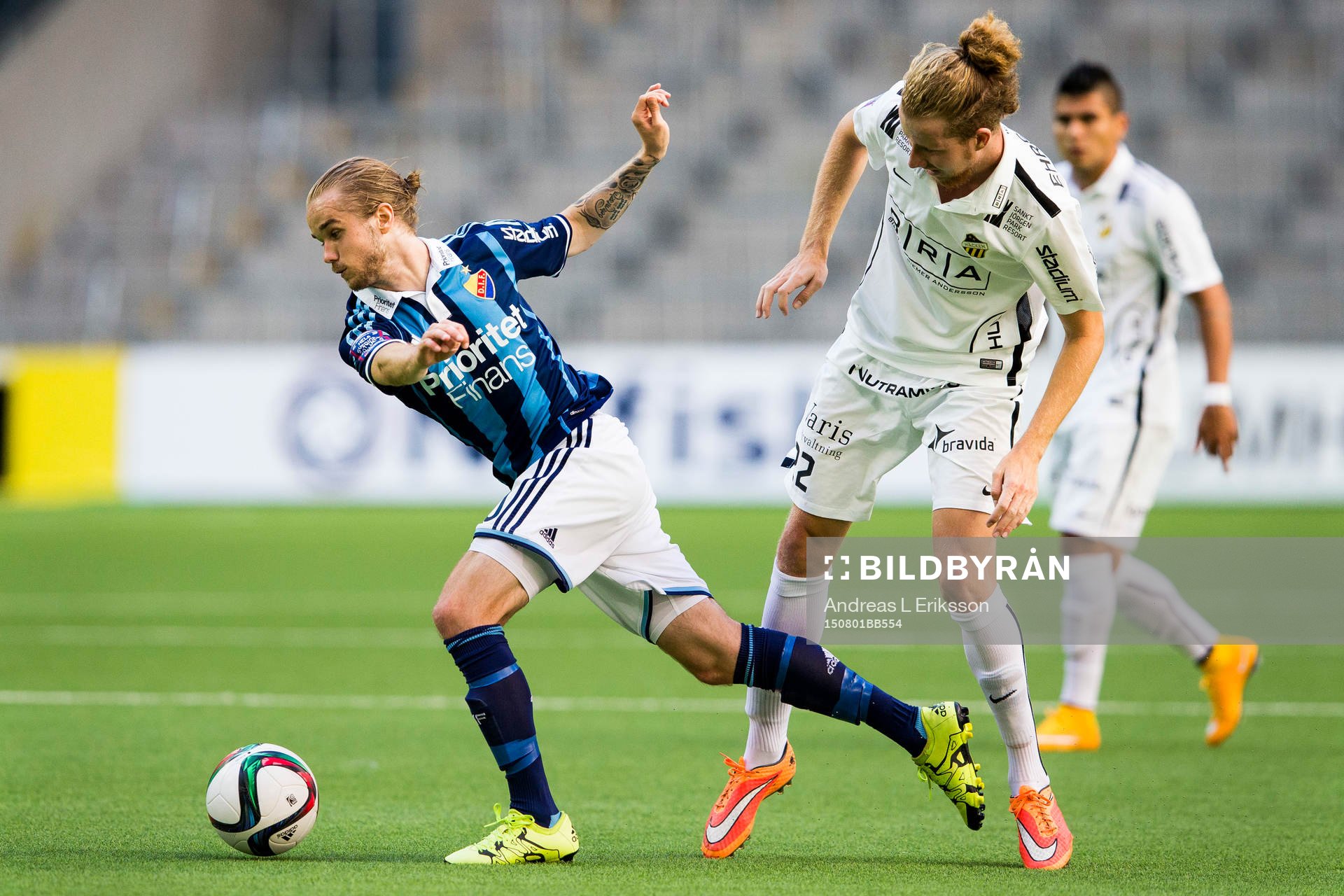 Djurgårdens Daniel Berntsen och Häckens Samuel Gustafson i kamp om bollen under fotbollsmatchen i Allsvenskan mellan Djurgården och Häcken den 1 augusti 2015 i Stockholm.