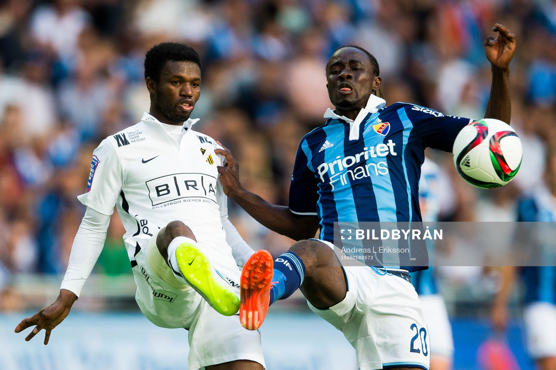 Häckens Mohammed Abubakari i kamp om bollen med