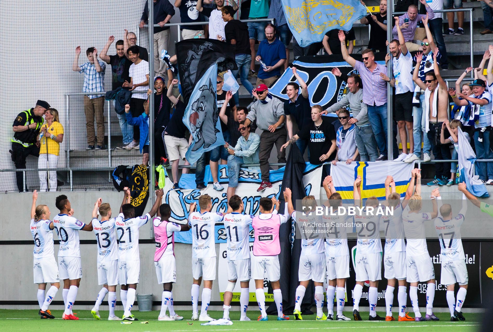 Gefles spelare tackar fansen efter fotbollsmatchen i Allsvenskan mellan Gefle och Falkenberg den 1 Augusti 2015 i Gävle. 