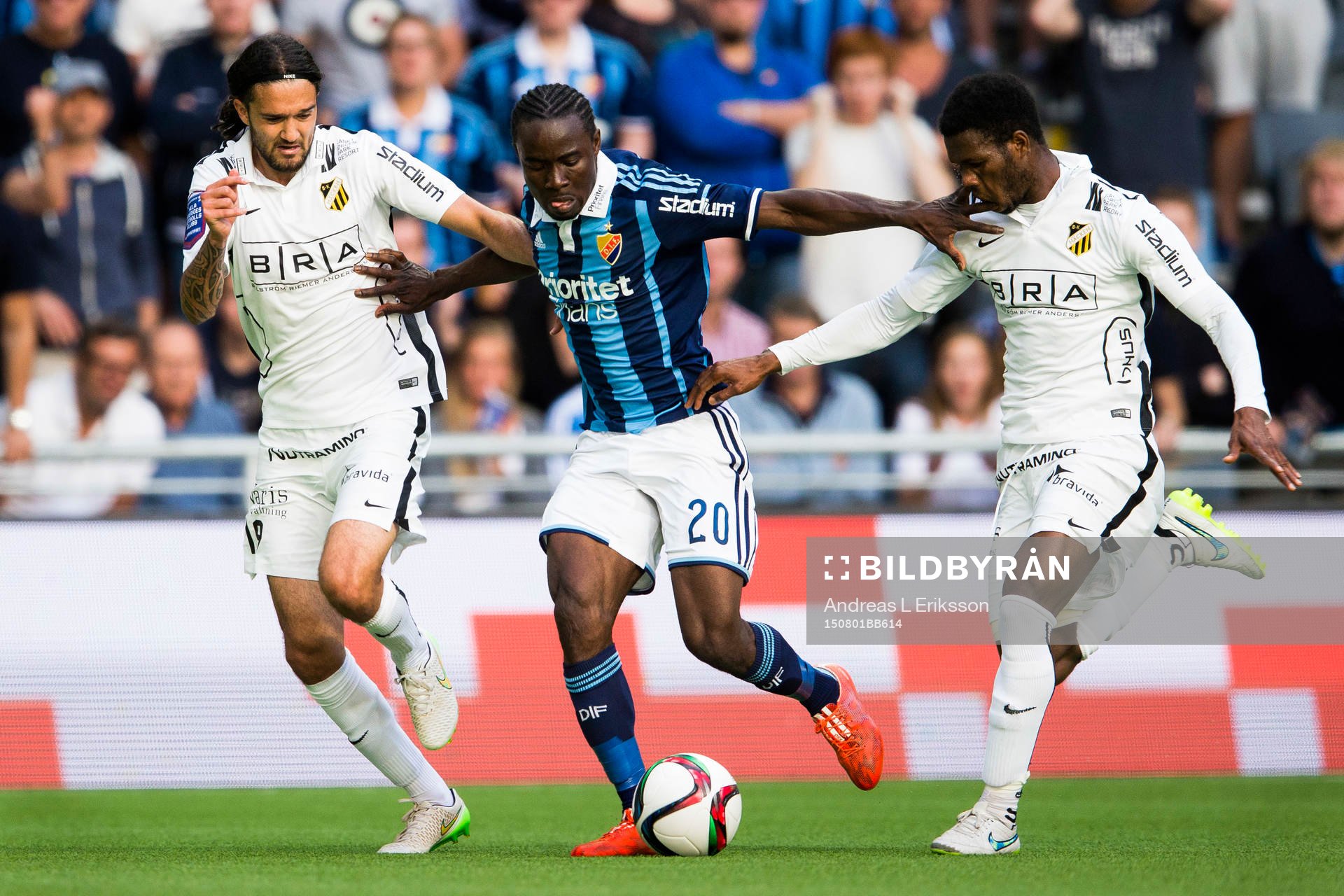 Djurgårdens Sam Johnson tar sig förbi Häckens Leonard