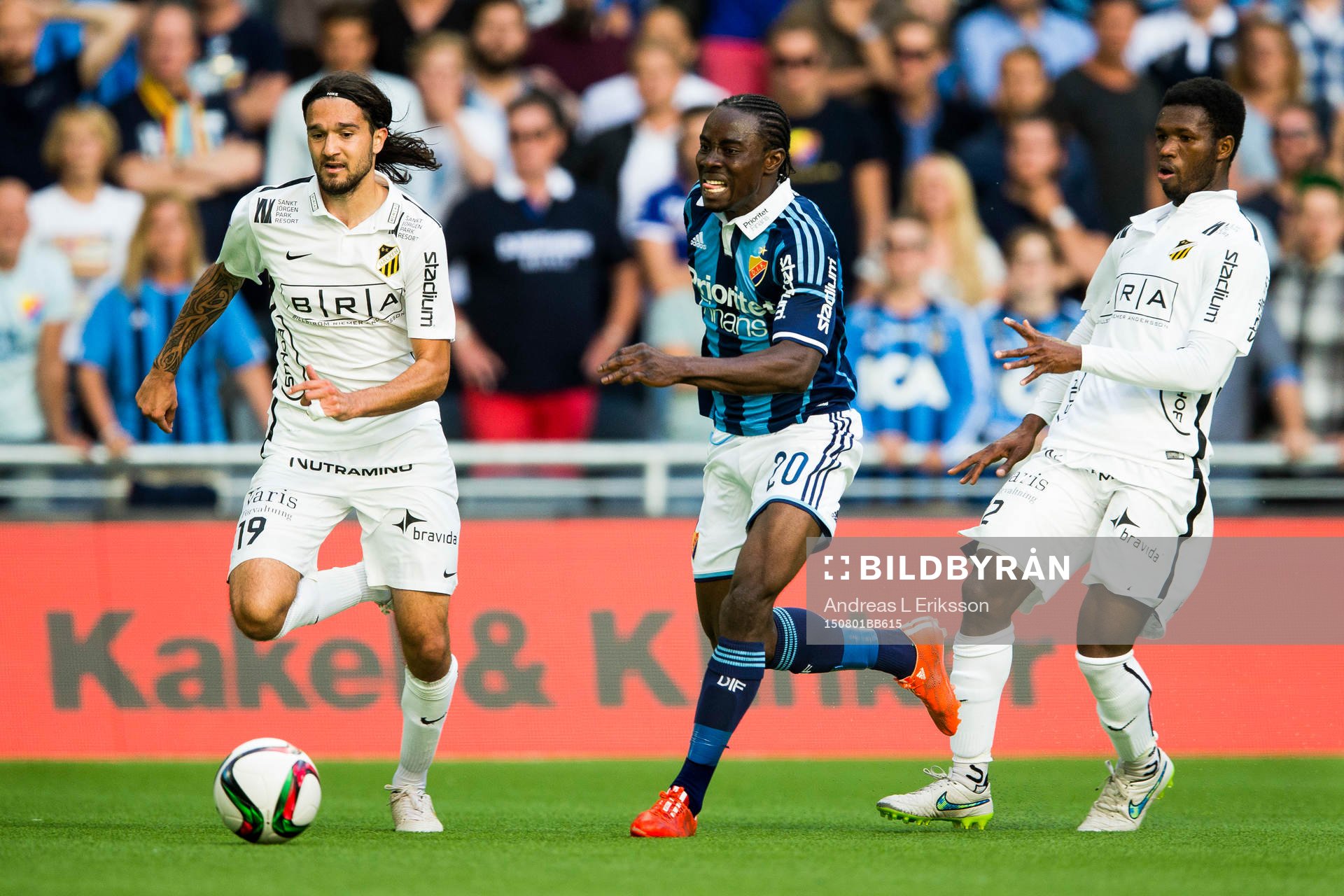 Djurgårdens Sam Johnson tar sig förbi Häckens Leonard