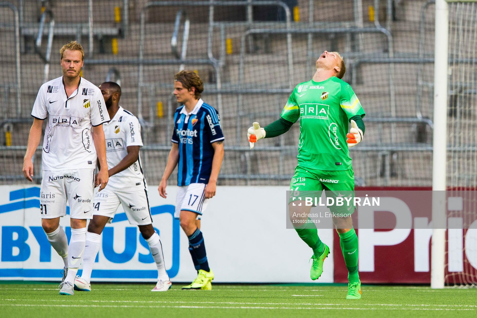 Häckens målvakt Peter Abrahamsson reagerar