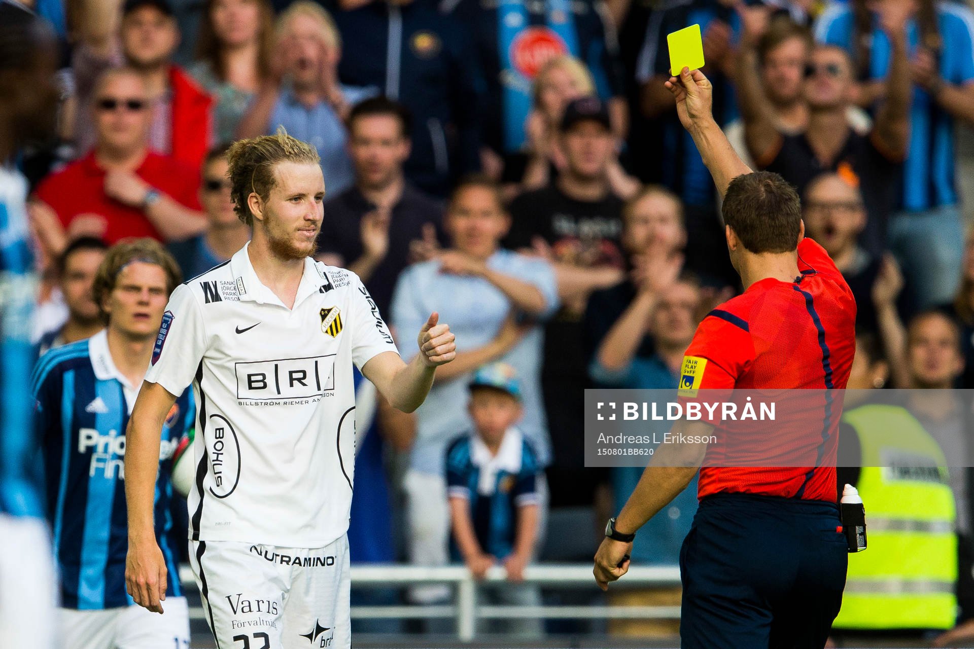 Häckens Samuel Gustafson får sitt andra gula kort av