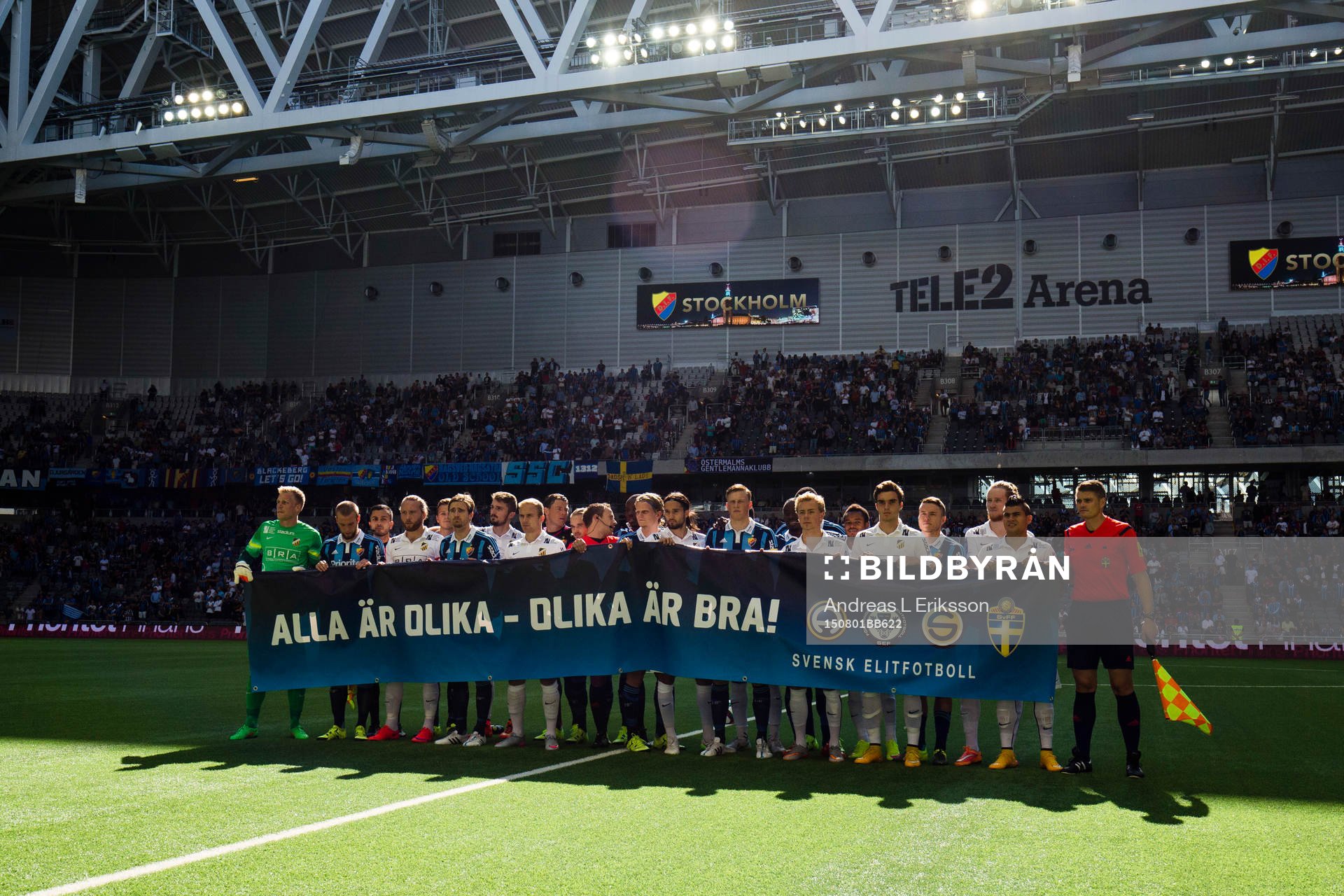 Djurgårdens och Häckens spelare ställer upp sig bakom en