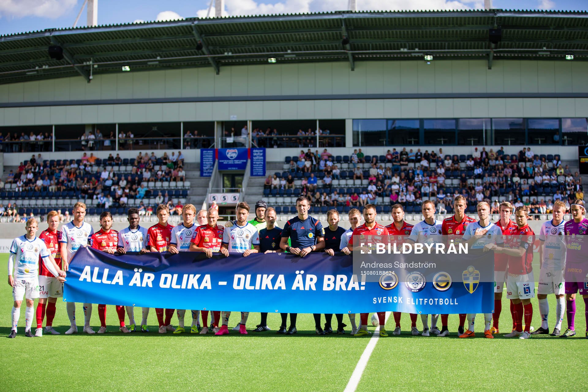 Gefles och Falkenbergs spelare håller upp en banderoll med
