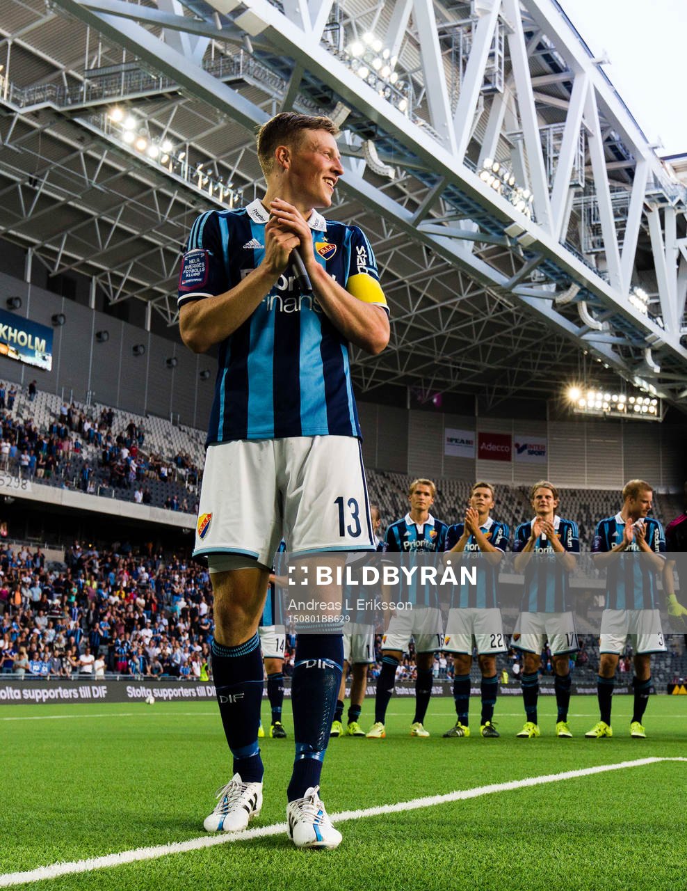 Djurgårdens Emil Bergström och hans medspelare firar segern med publiken efter fotbollsmatchen i Allsvenskan mellan Djurgården och Häcken den 1 augusti 2015 i Stockholm.