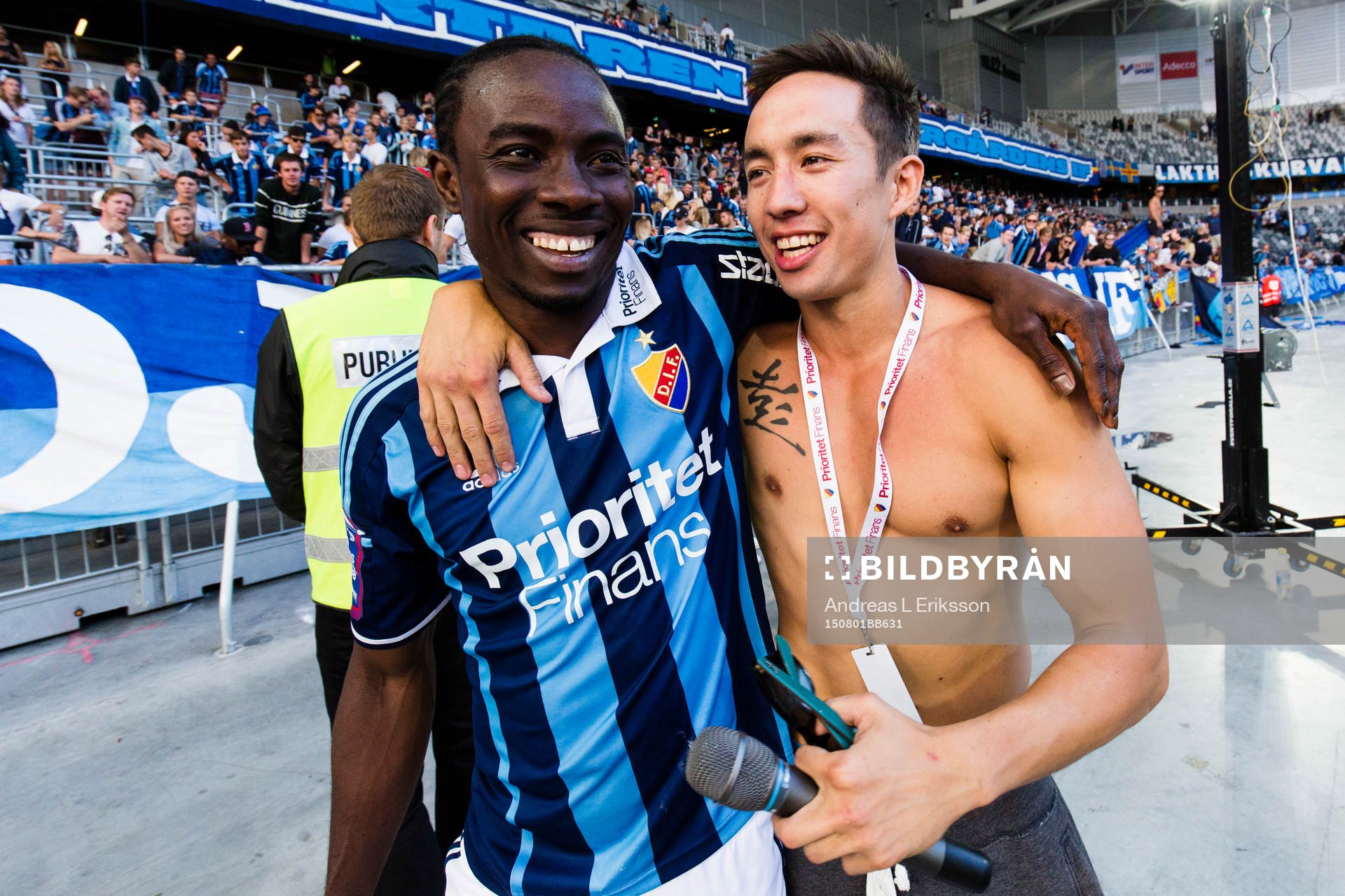 Djurgårdens Sam Johnson firar vinsten med publiken efter fotbollsmatchen i Allsvenskan mellan Djurgården och Häcken den 1 augusti 2015 i Stockholm.