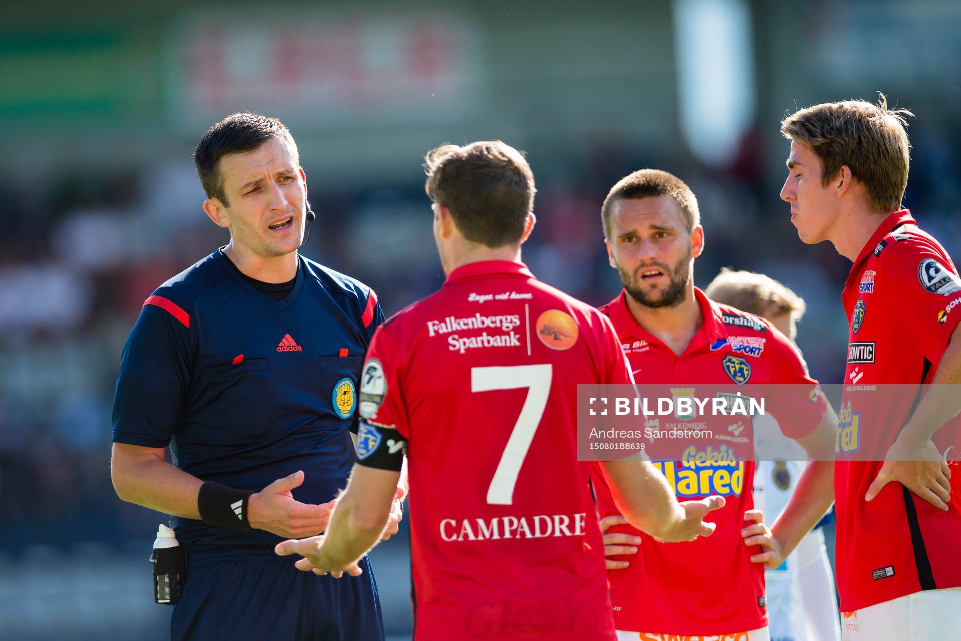 domare Nermin Cisic  diskuterar med Falkenbergs David