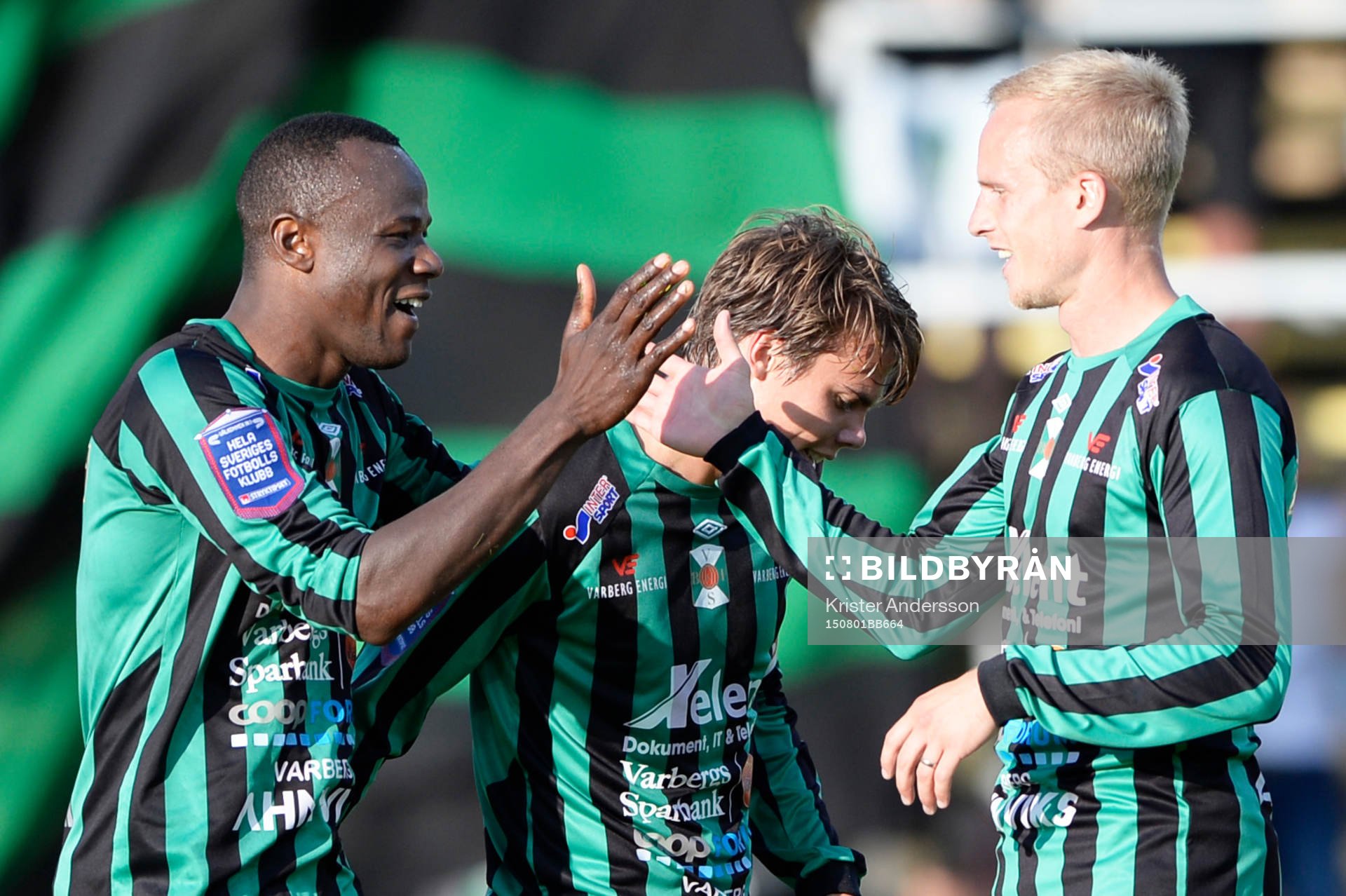 Varbergs Nsima Peter, tv,  firar sitt 3-0 mål
