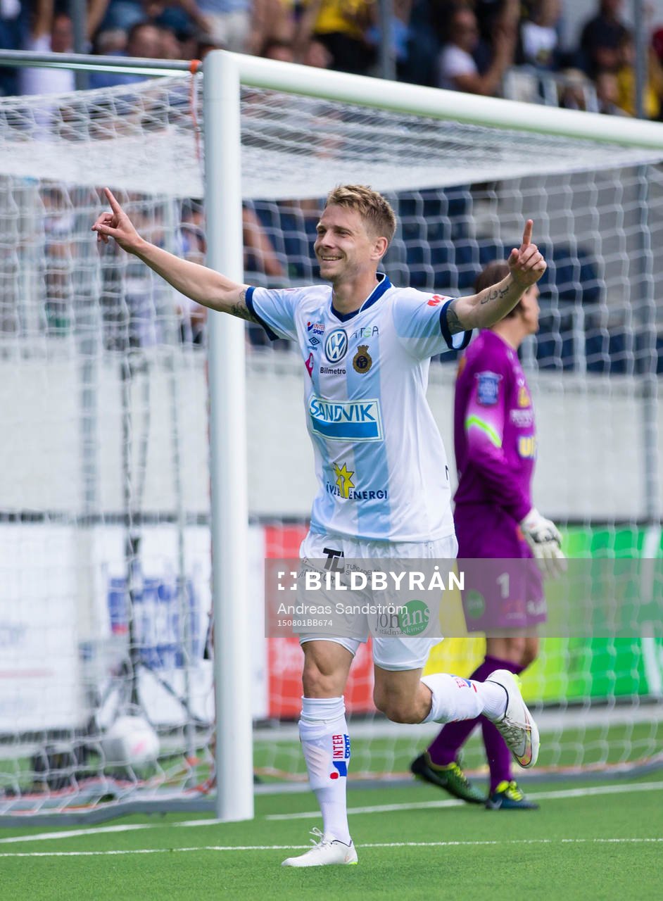 Gefles Johan Bertilsson jublar efter att ha gjort 1-0 under fotbollsmatchen i Allsvenskan mellan Gefle och Falkenberg den 1 Augusti 2015 i Gävle.