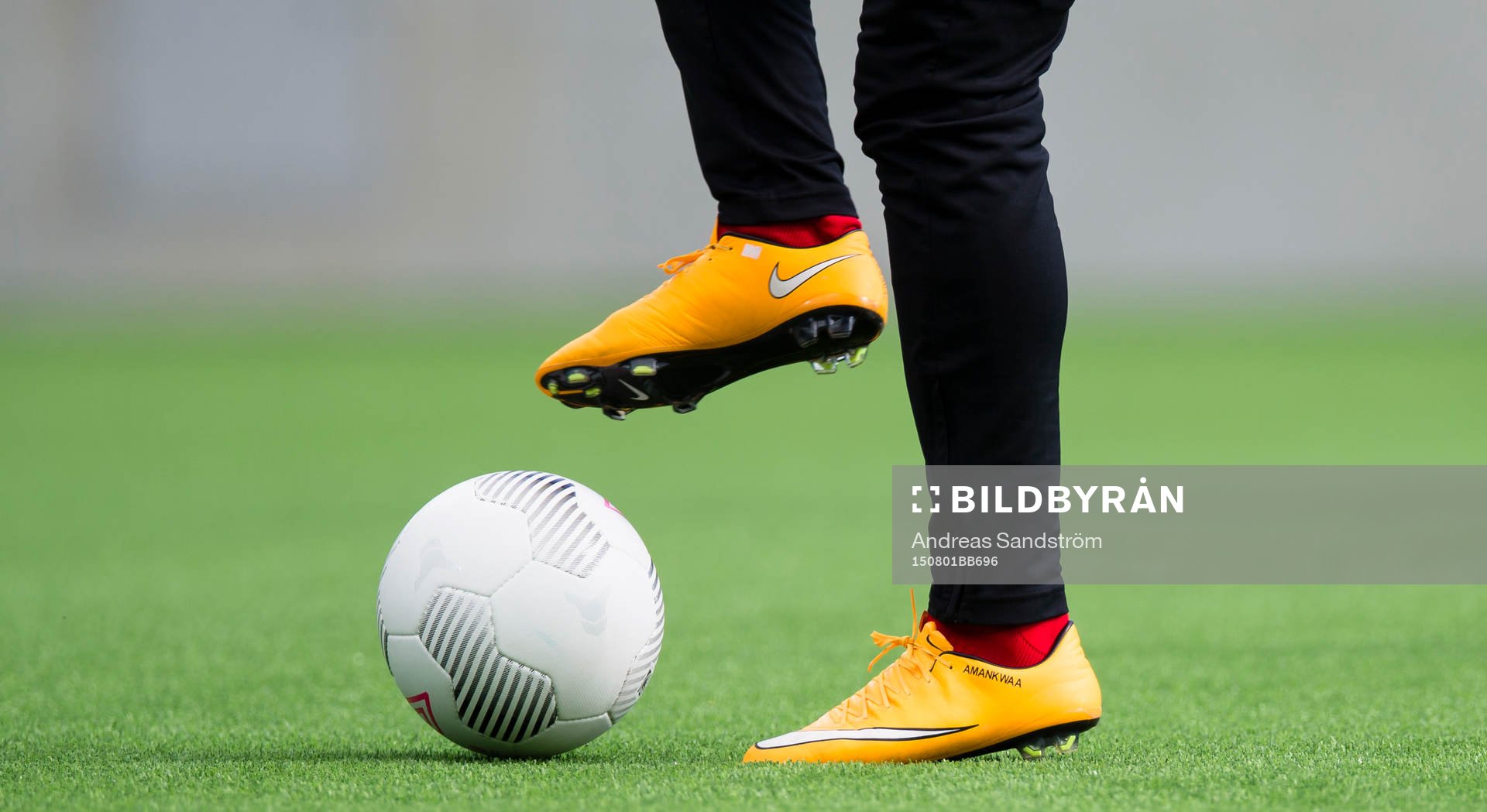 Fotbollsskor och en boll
