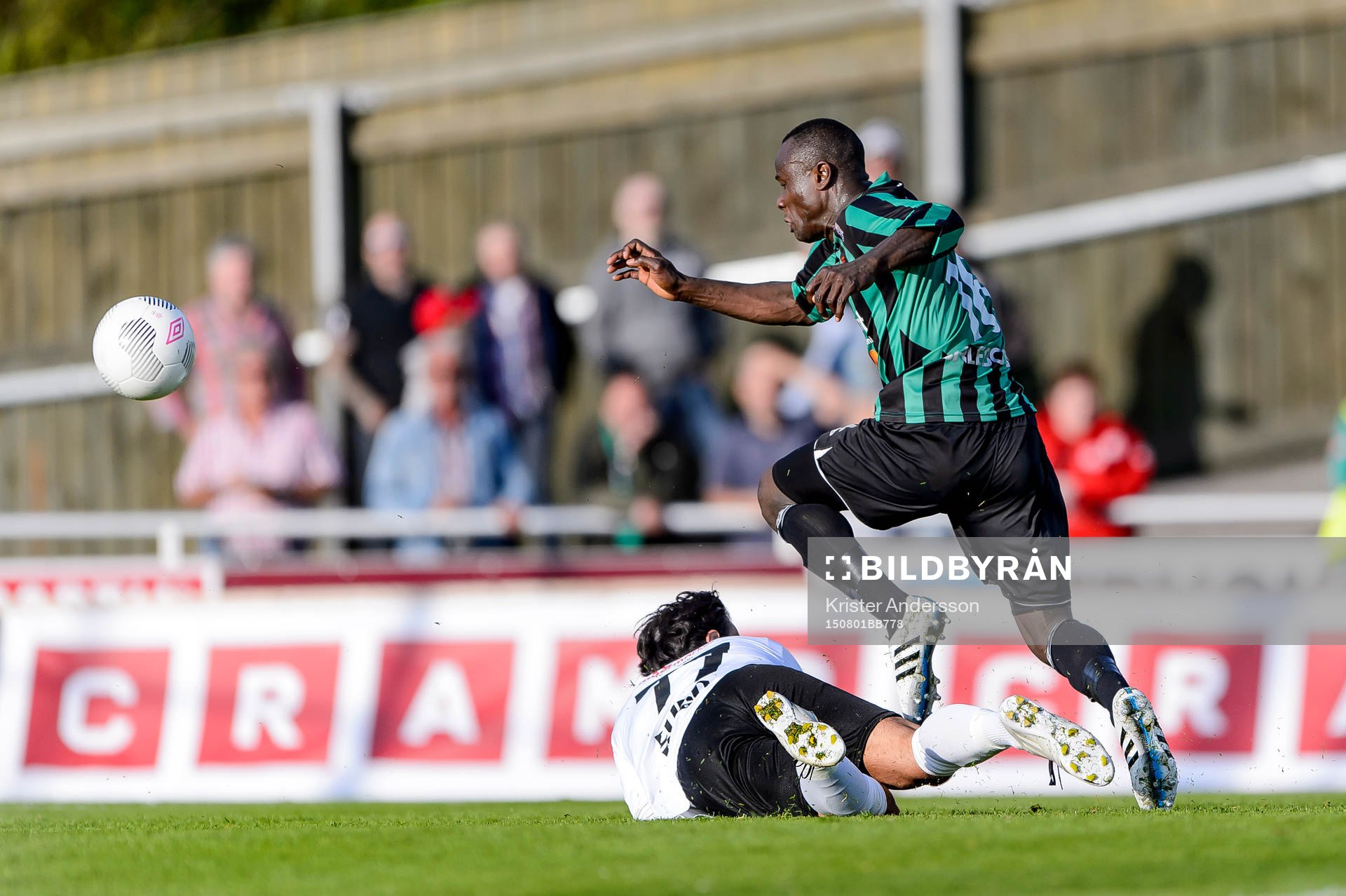 Varbergs Nsima Peter (v) gör 3-0 och gratuleras av Pär Asp under fotbollsmatchen i Superettan mellan Varberg och Frej Täby den 1 augusti 2015 i Varberg.
